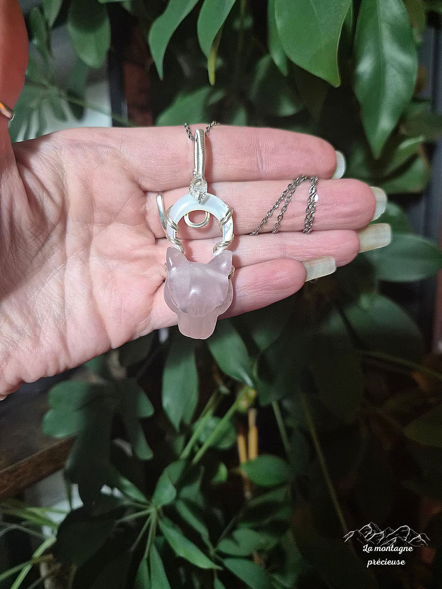 Pendentif "Éclipse de la panthère" en quartz rose et nacre