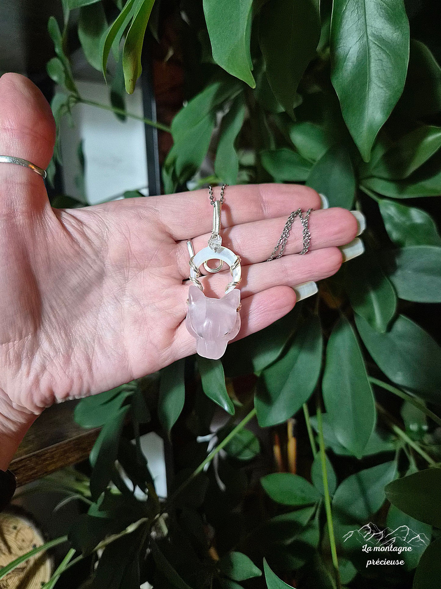 Pendentif "Éclipse de la panthère" en quartz rose et nacre
