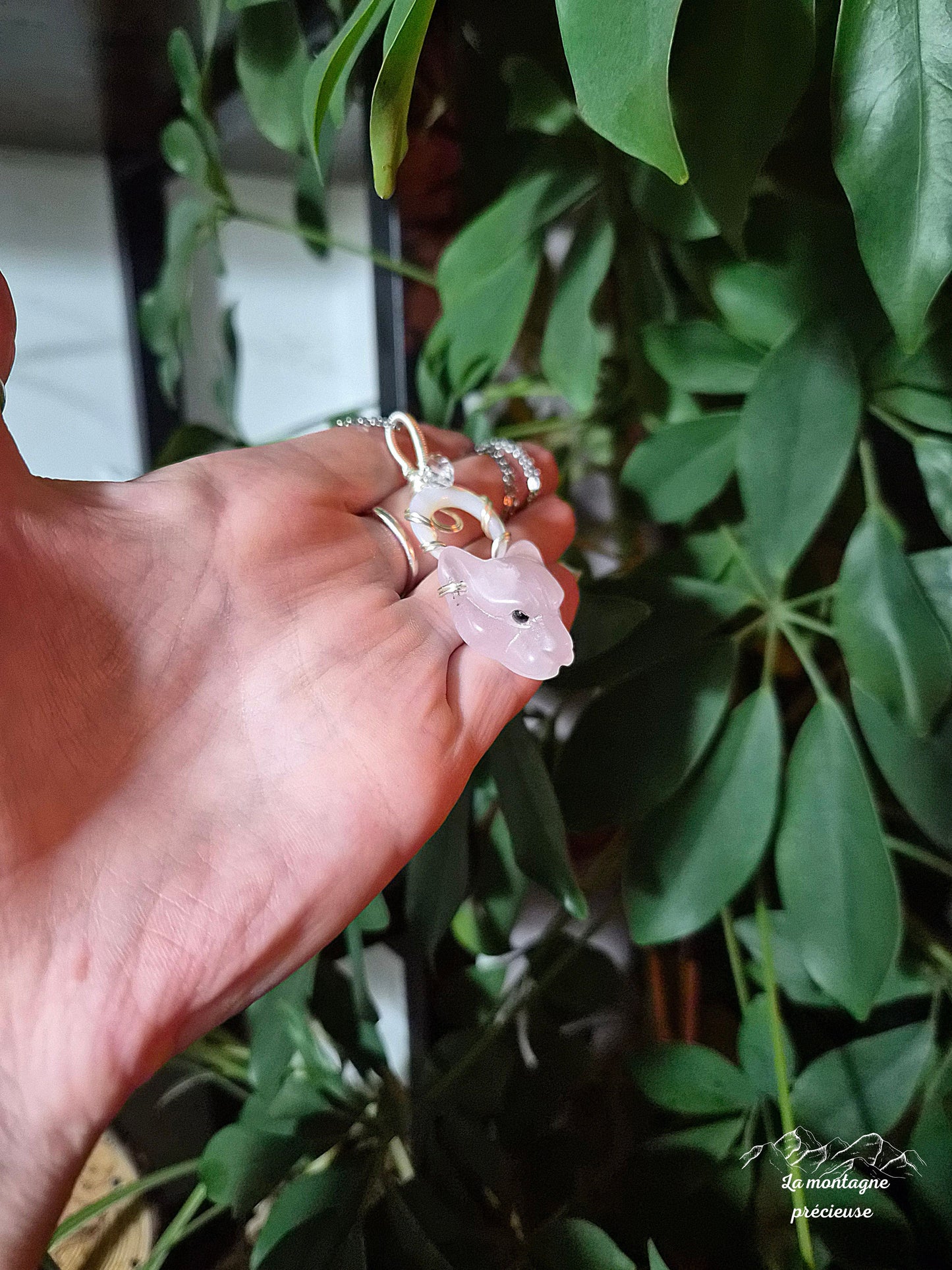 Pendentif "Éclipse de la panthère" en quartz rose et nacre