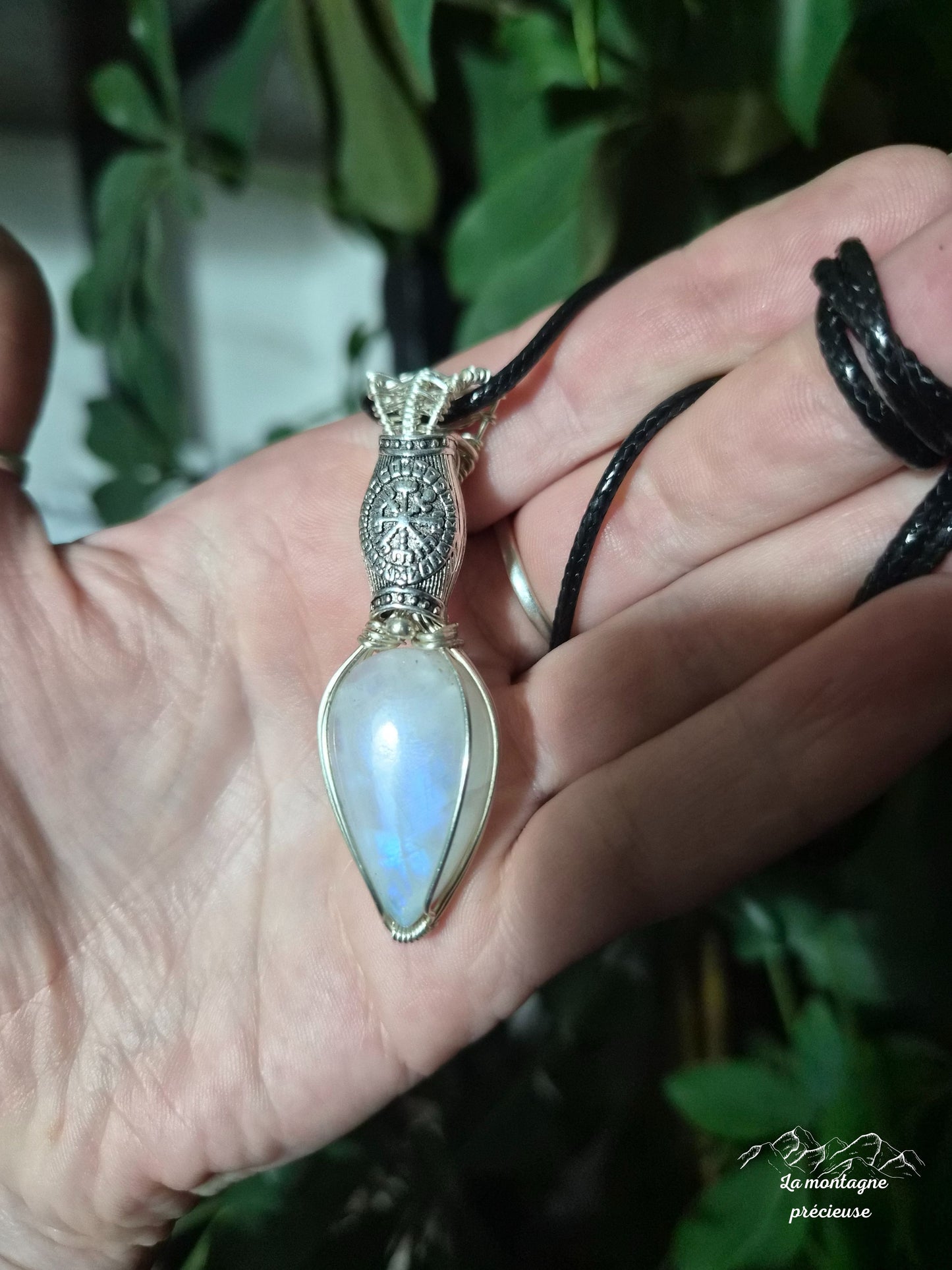 Pendentif " Boussole de l'âme " en Pierre de lune