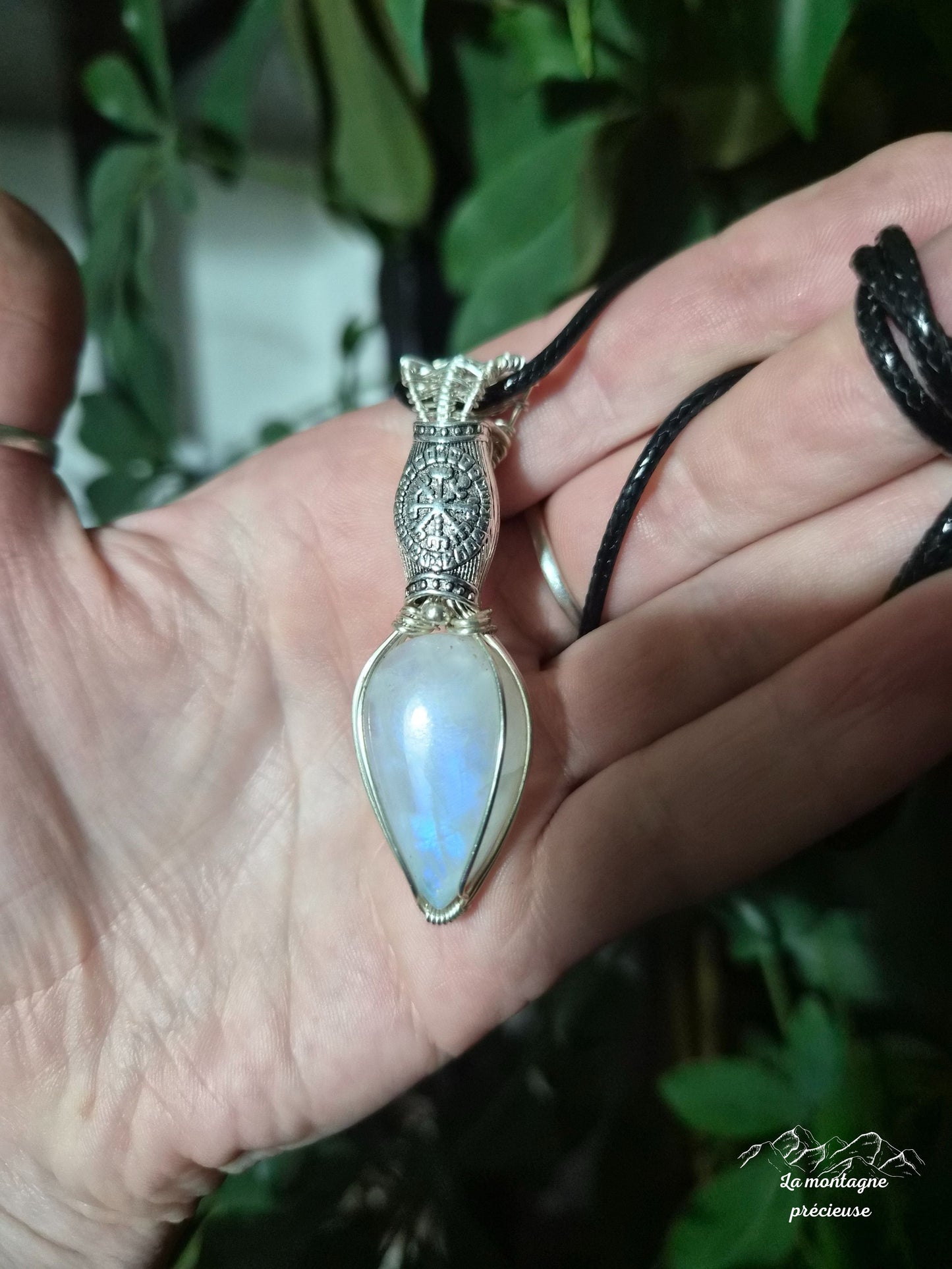 Pendentif " Boussole de l'âme " en Pierre de lune