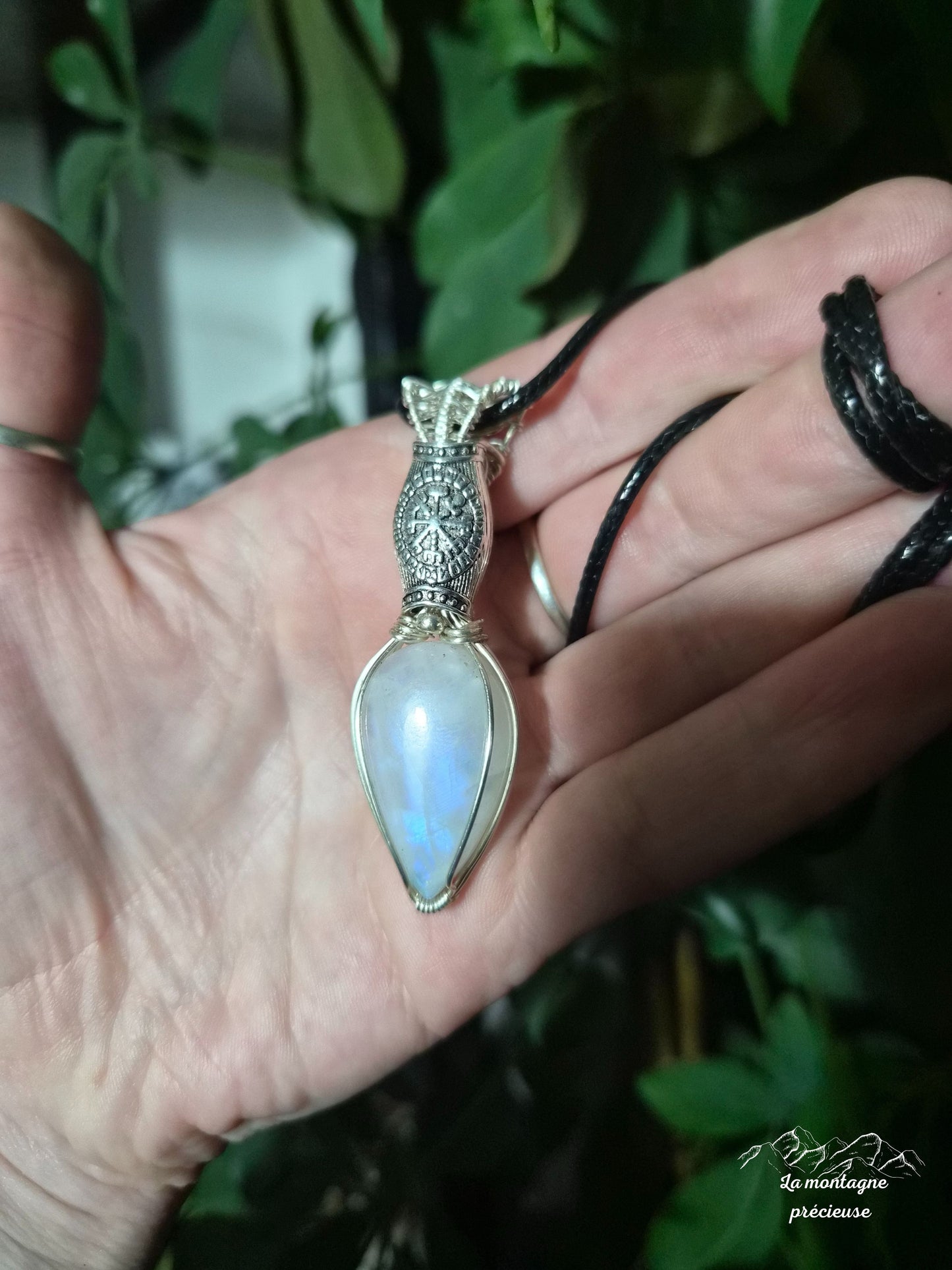 Pendentif " Boussole de l'âme " en Pierre de lune