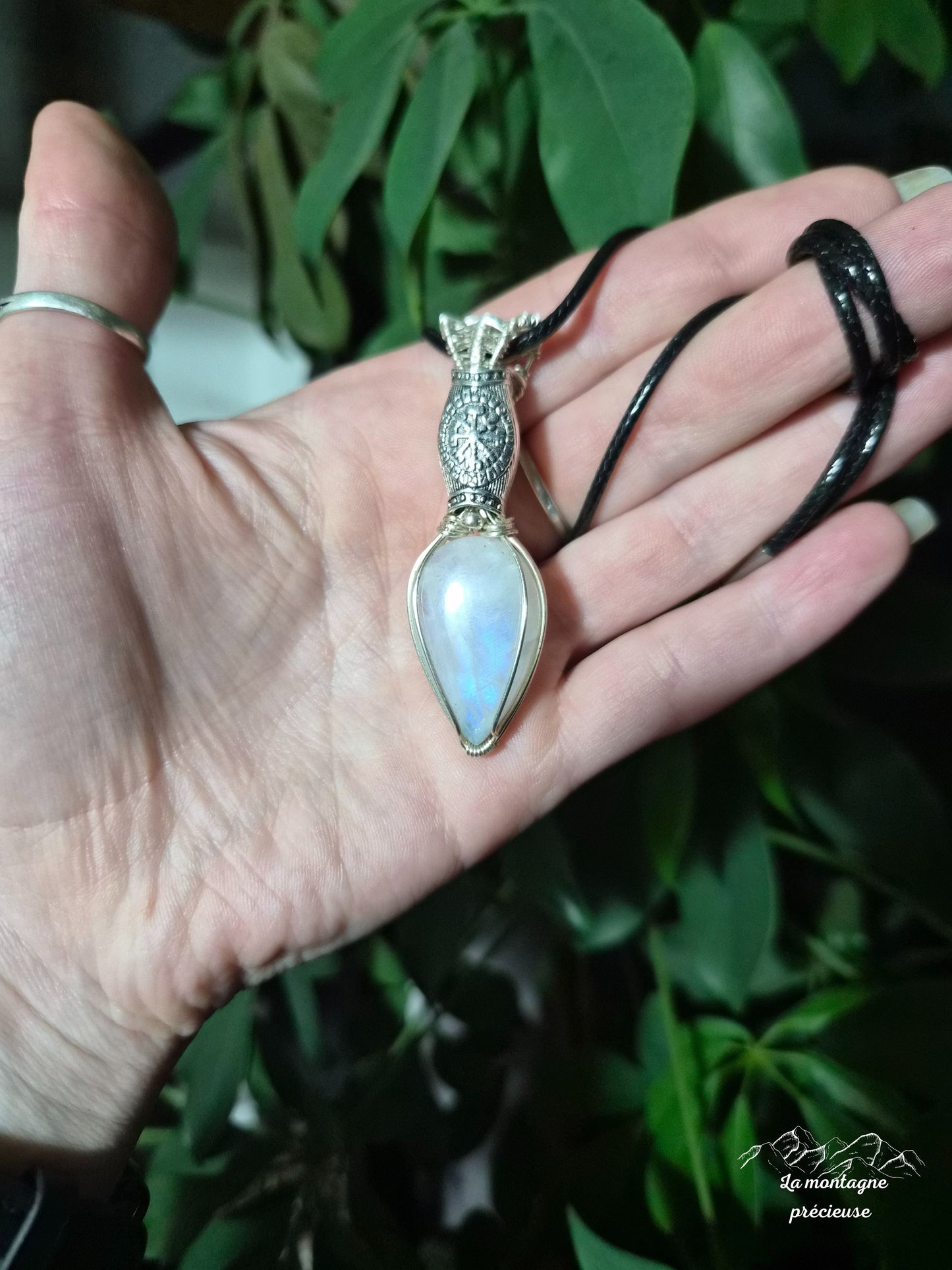 Pendentif " Boussole de l'âme " en Pierre de lune