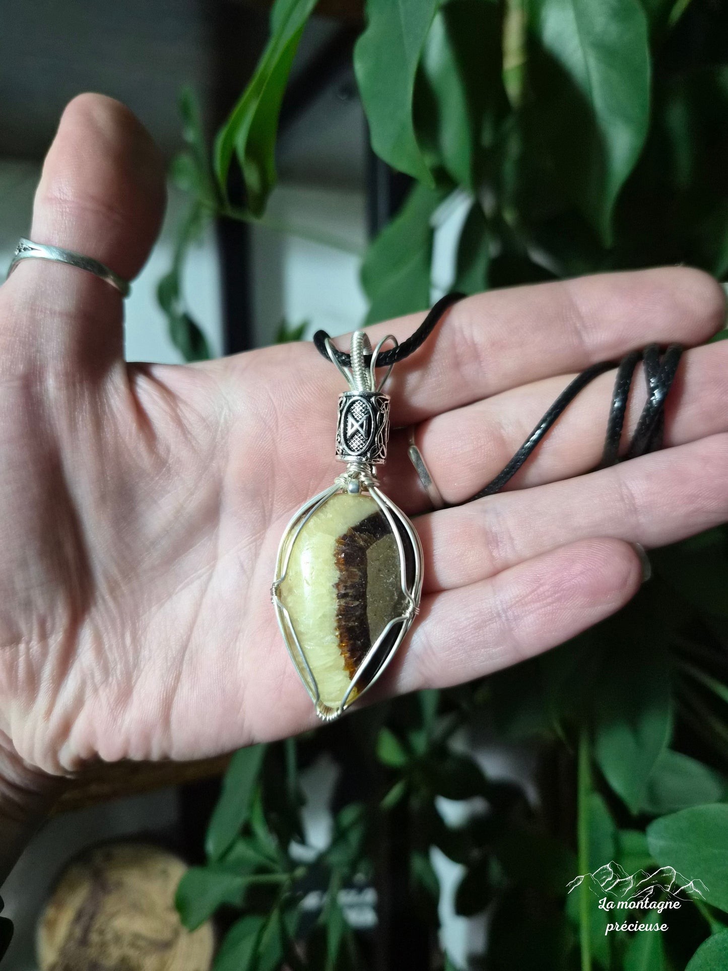 Pendentif "Gardien de l'aube" en septaria