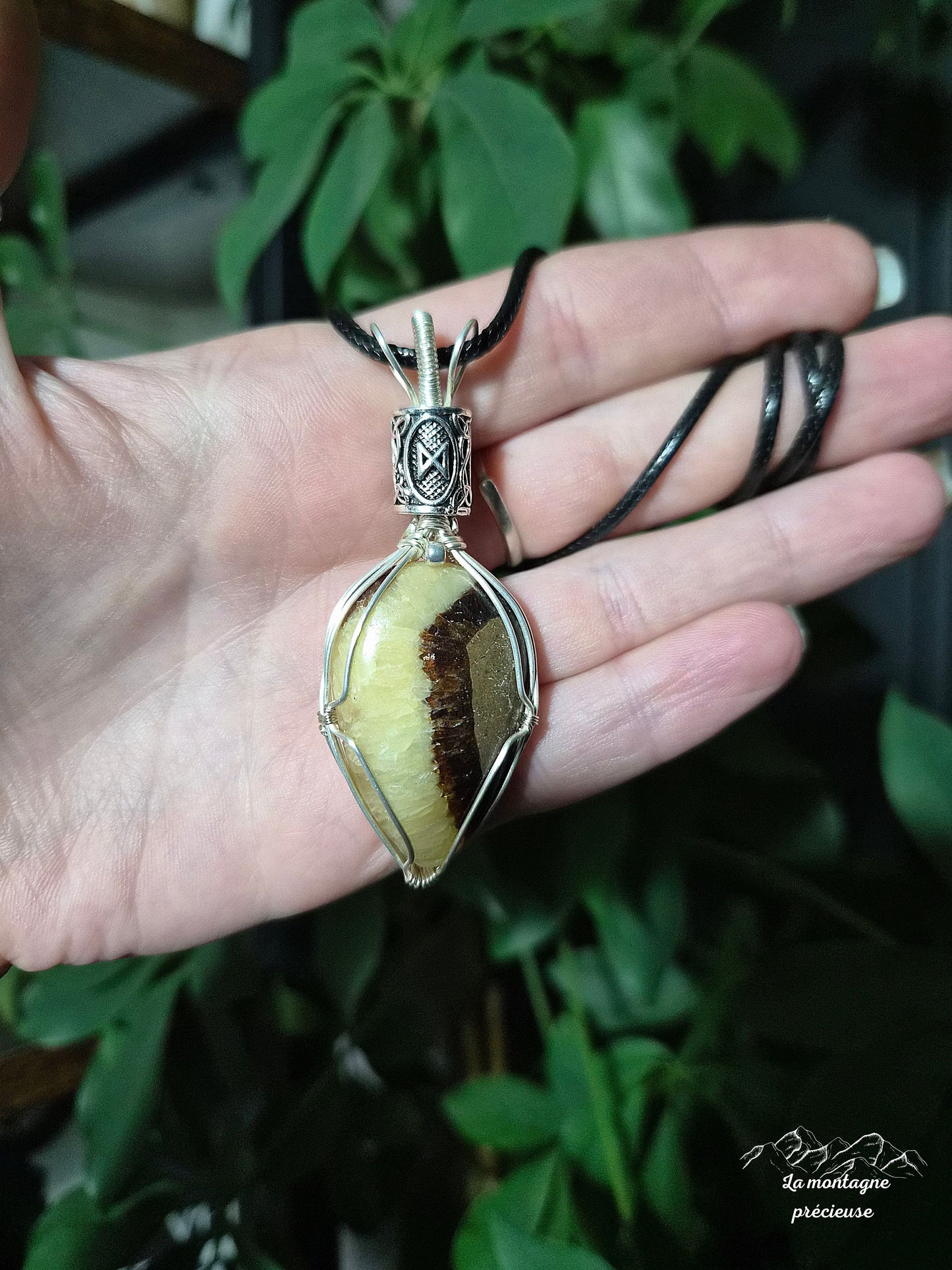 Pendentif "Gardien de l'aube" en septaria