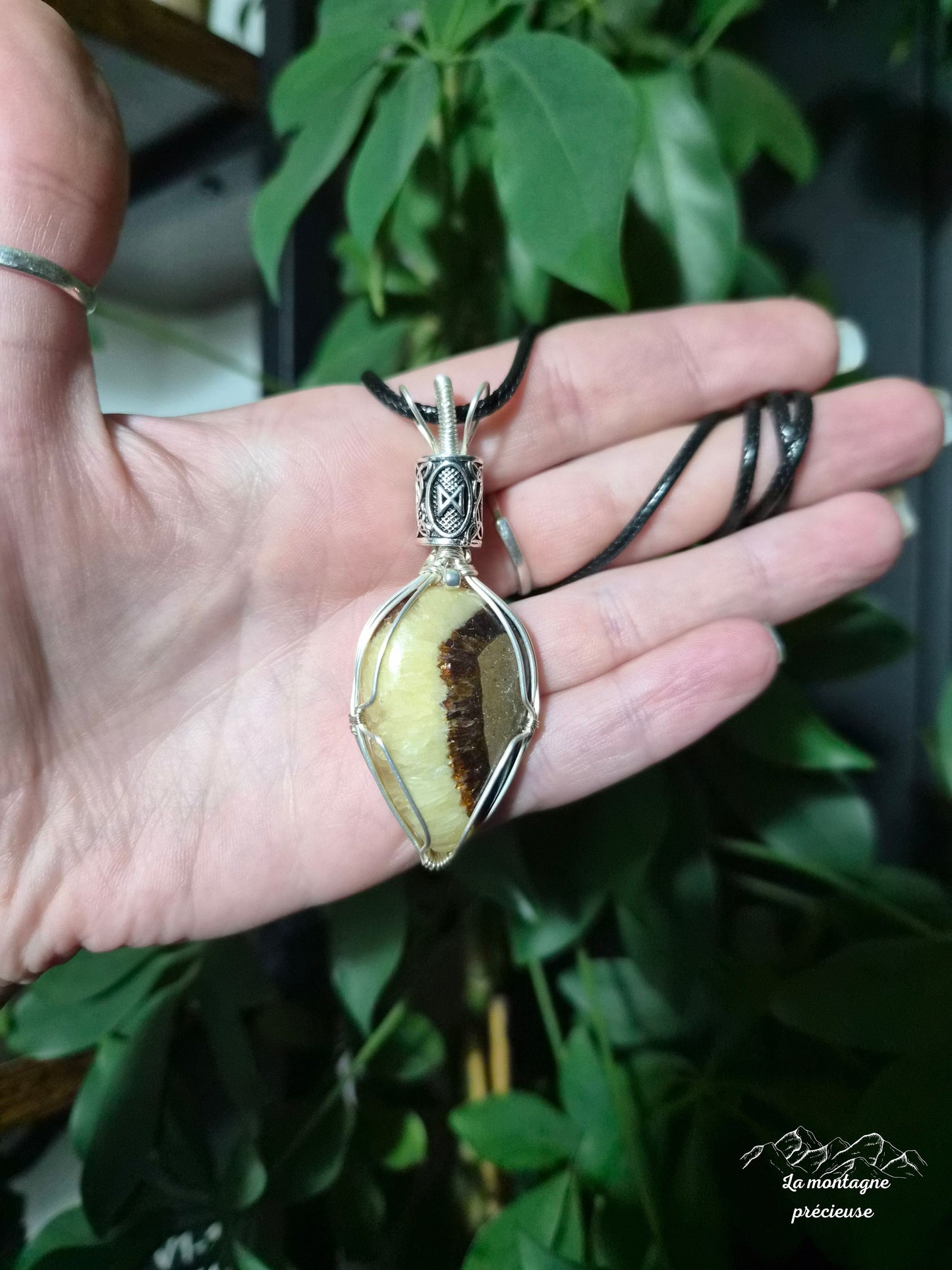 Pendentif "Gardien de l'aube" en septaria