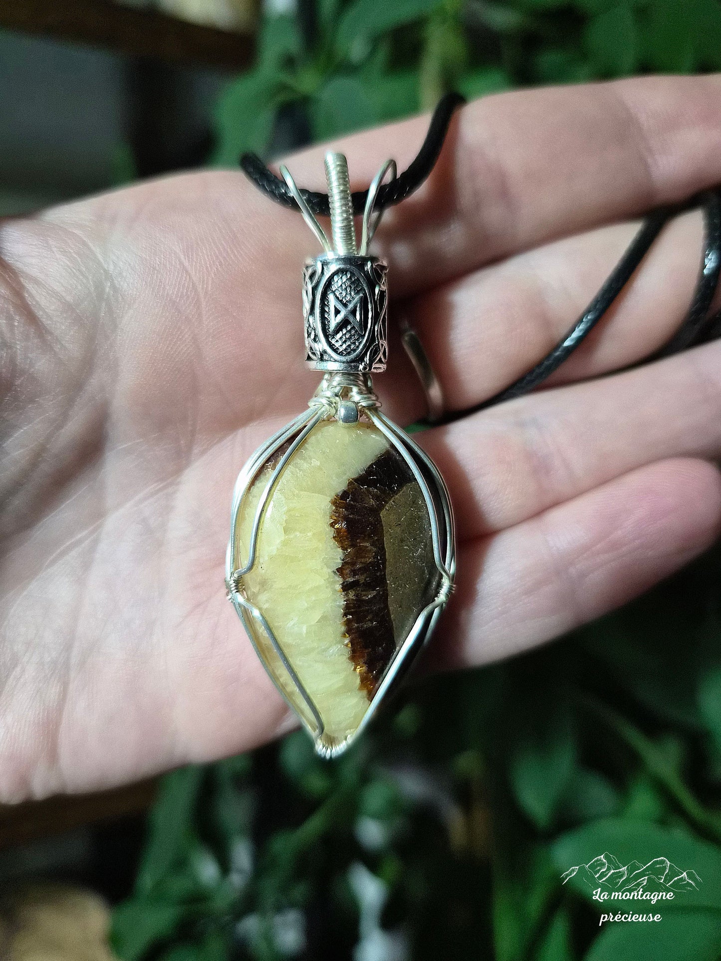 Pendentif "Gardien de l'aube" en septaria