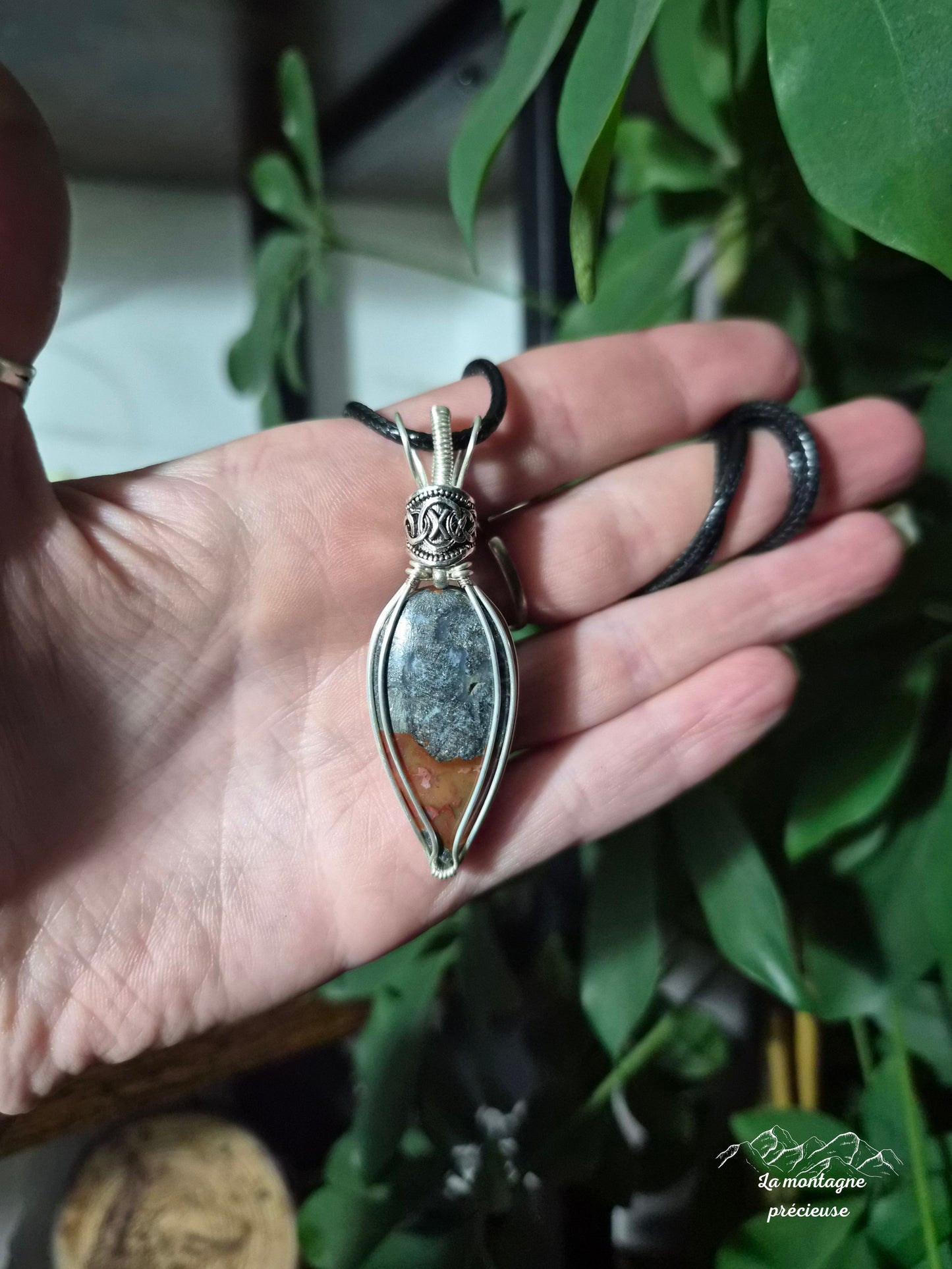 Pendentif "Écho de Runes" en Marcassite rouge