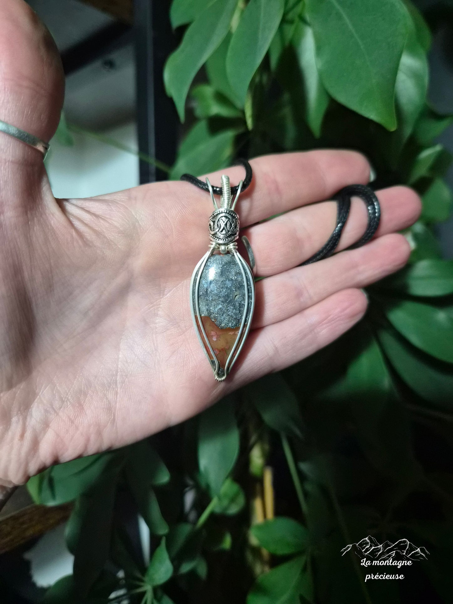Pendentif "Écho de Runes" en Marcassite rouge