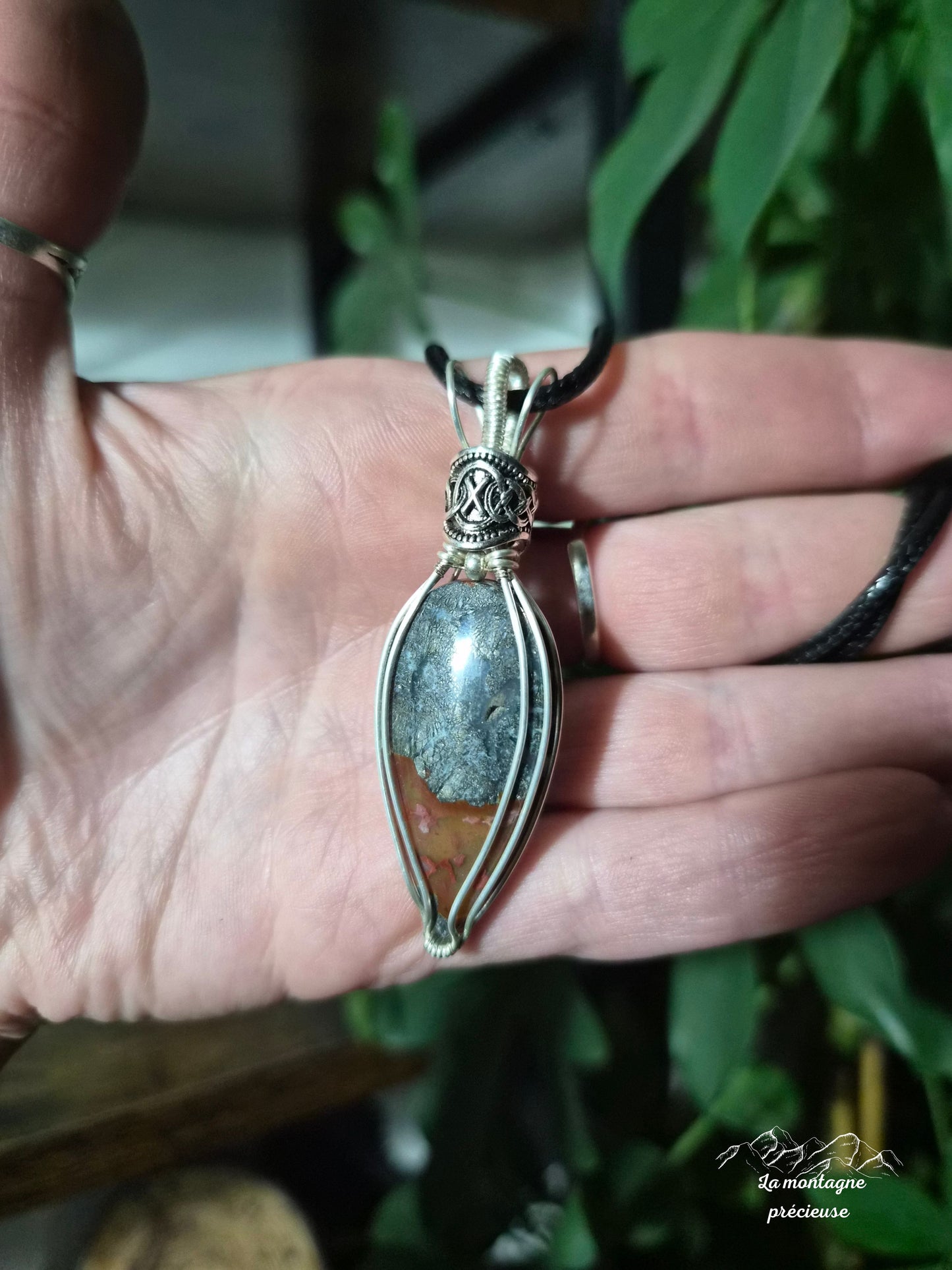 Pendentif "Écho de Runes" en Marcassite rouge