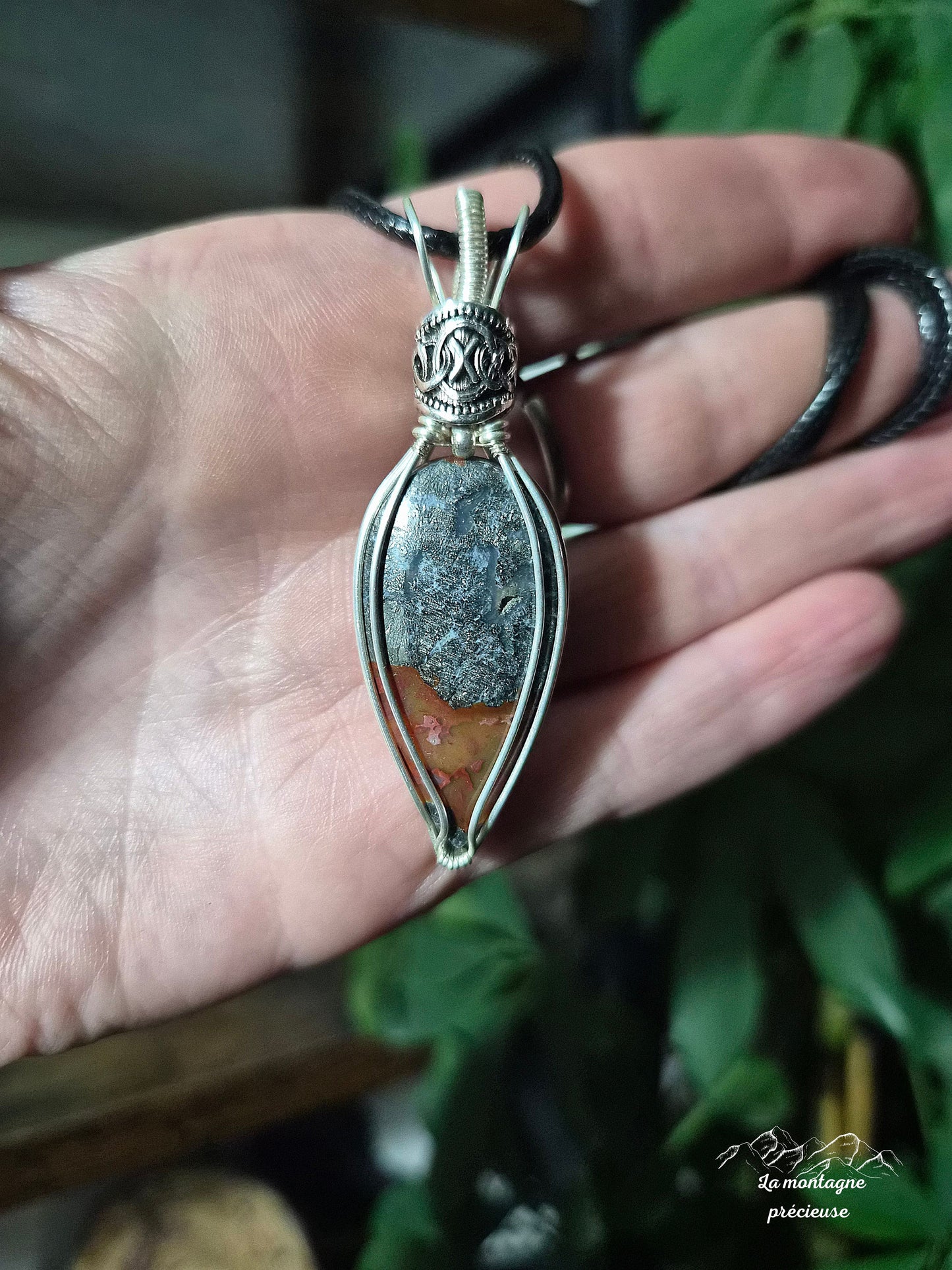 Pendentif "Écho de Runes" en Marcassite rouge
