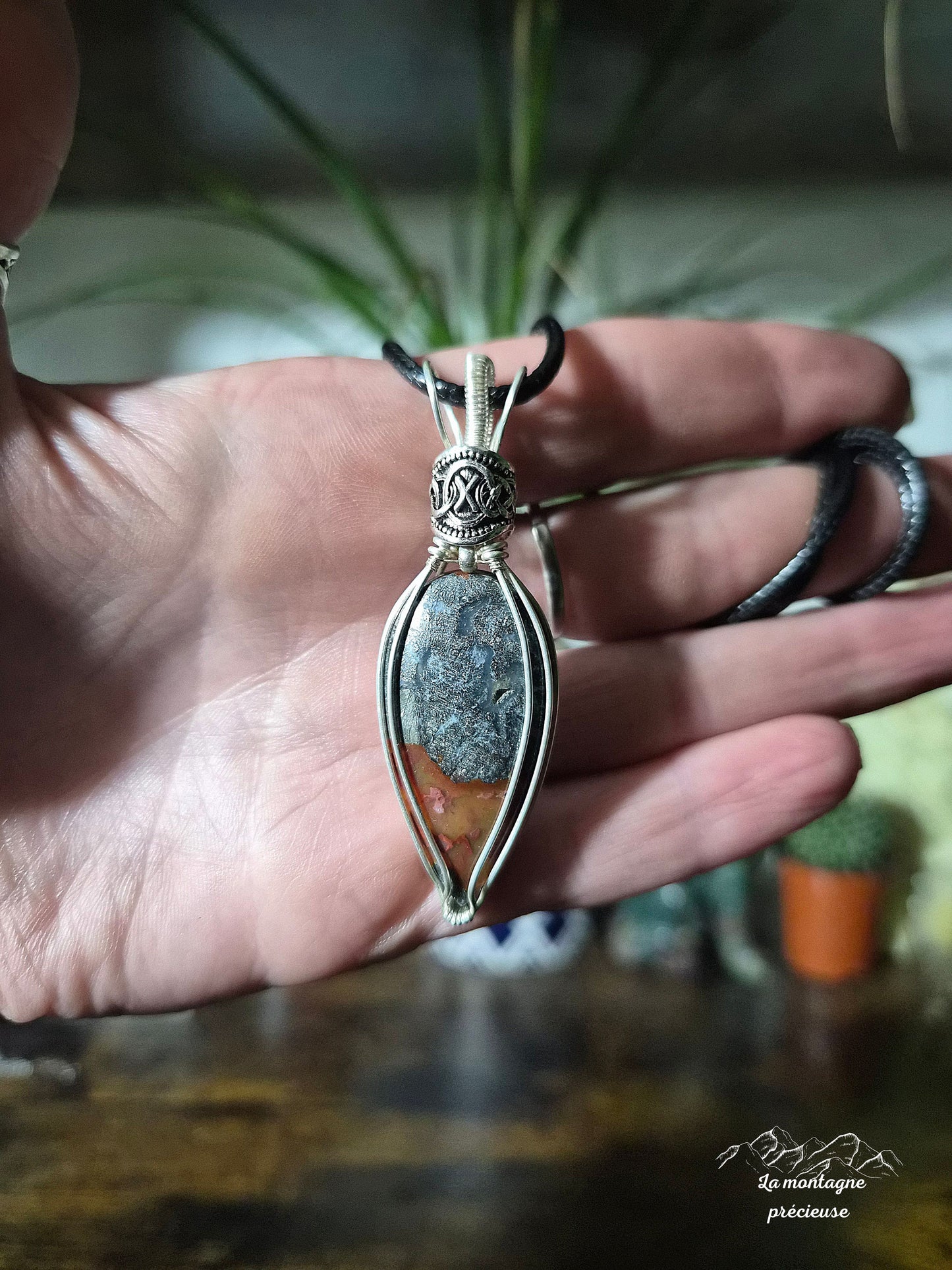 Pendentif "Écho de Runes" en Marcassite rouge