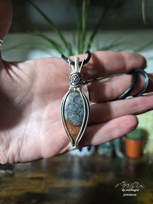 Pendentif "Écho de Runes" en Marcassite rouge