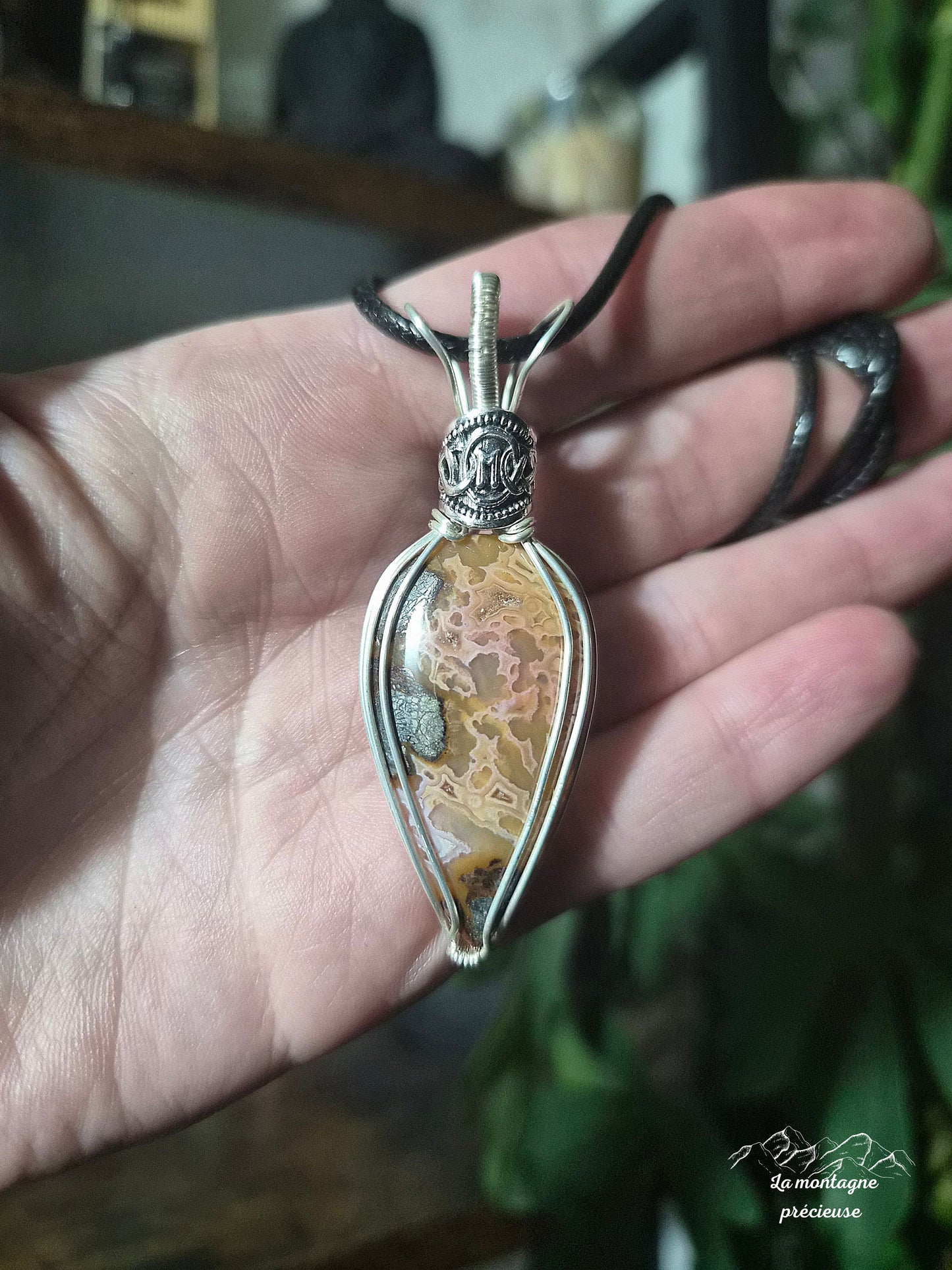 Pendentif " Mémoire des Runes" en marcassite rouge