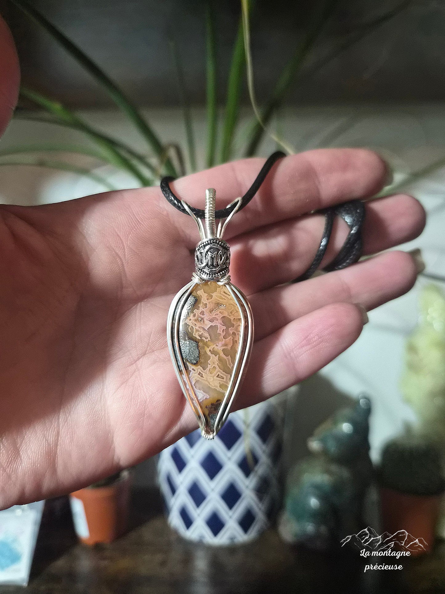 Pendentif " Mémoire des Runes" en marcassite rouge