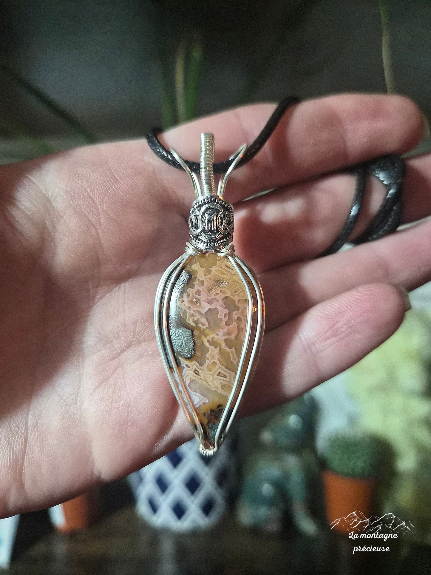 Pendentif " Mémoire des Runes" en marcassite rouge