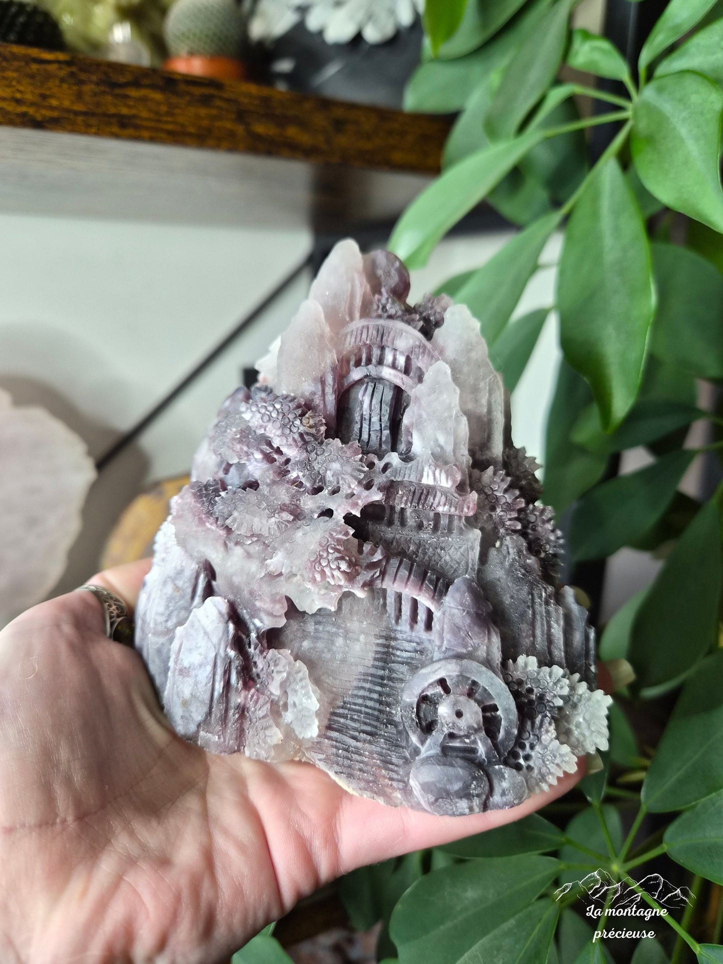 Paysage sculpté en lépidolite mica