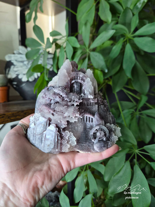Paysage sculpté en lépidolite mica