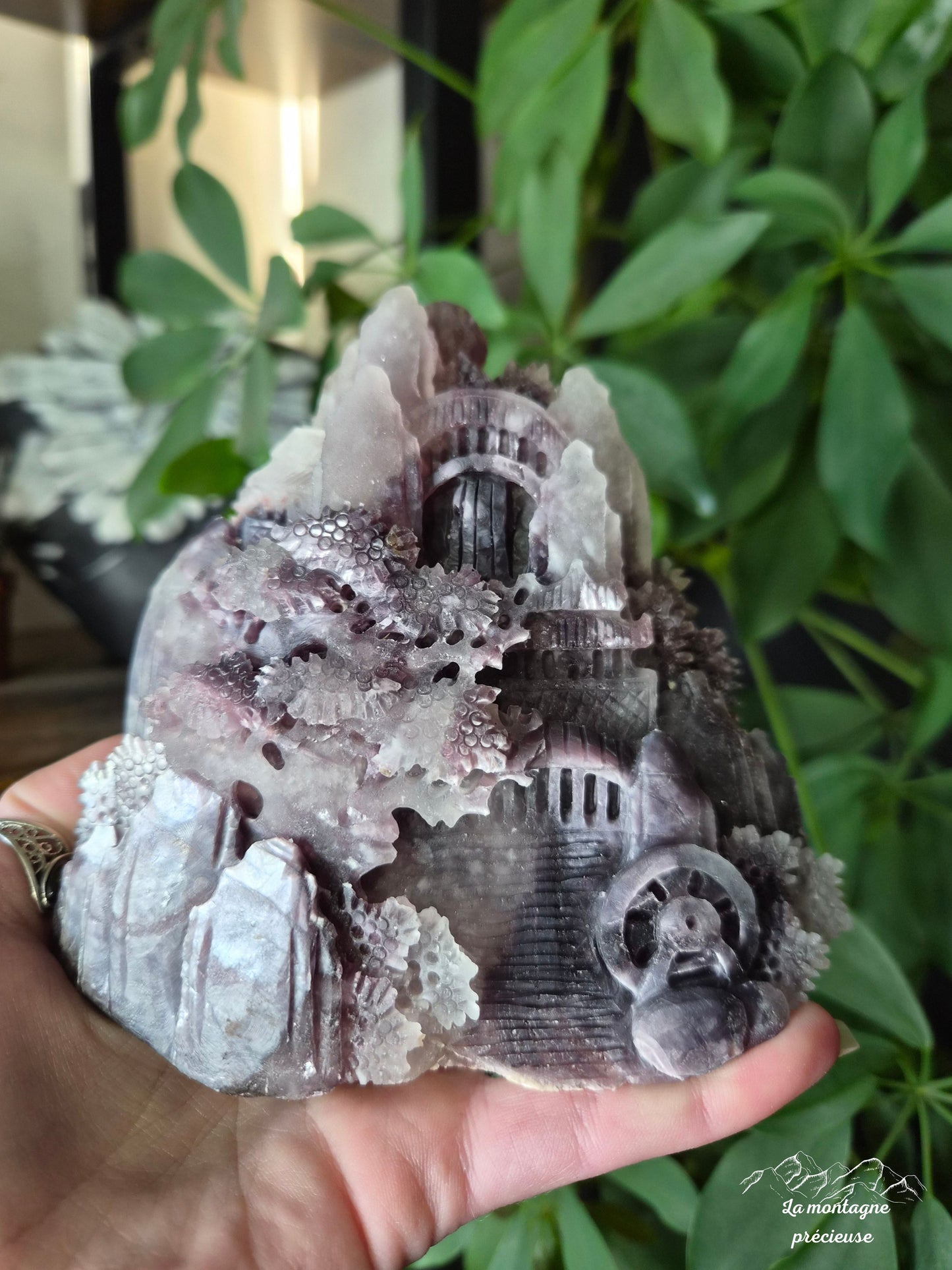 Paysage sculpté en lépidolite mica