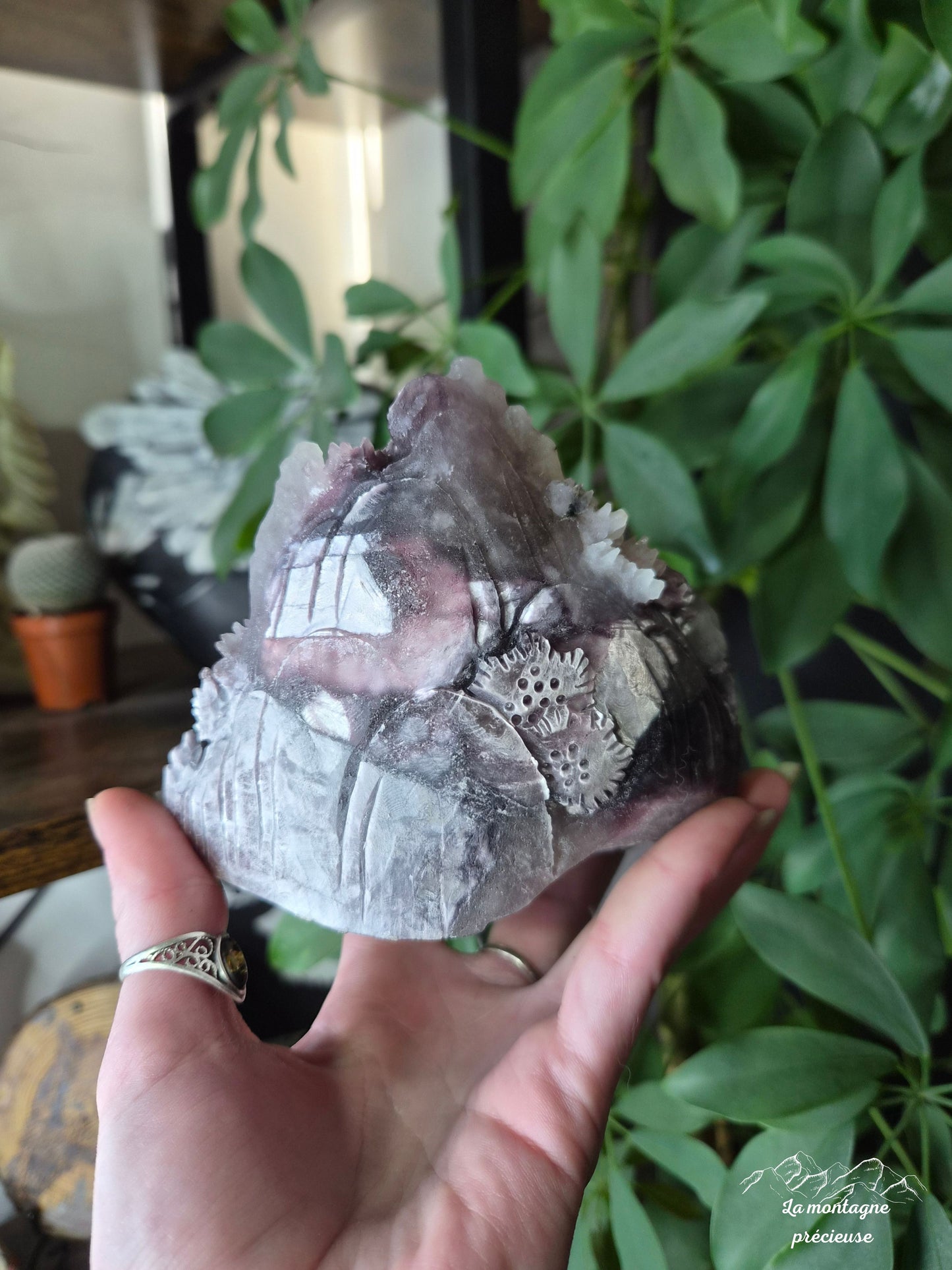 Paysage sculpté en lépidolite mica