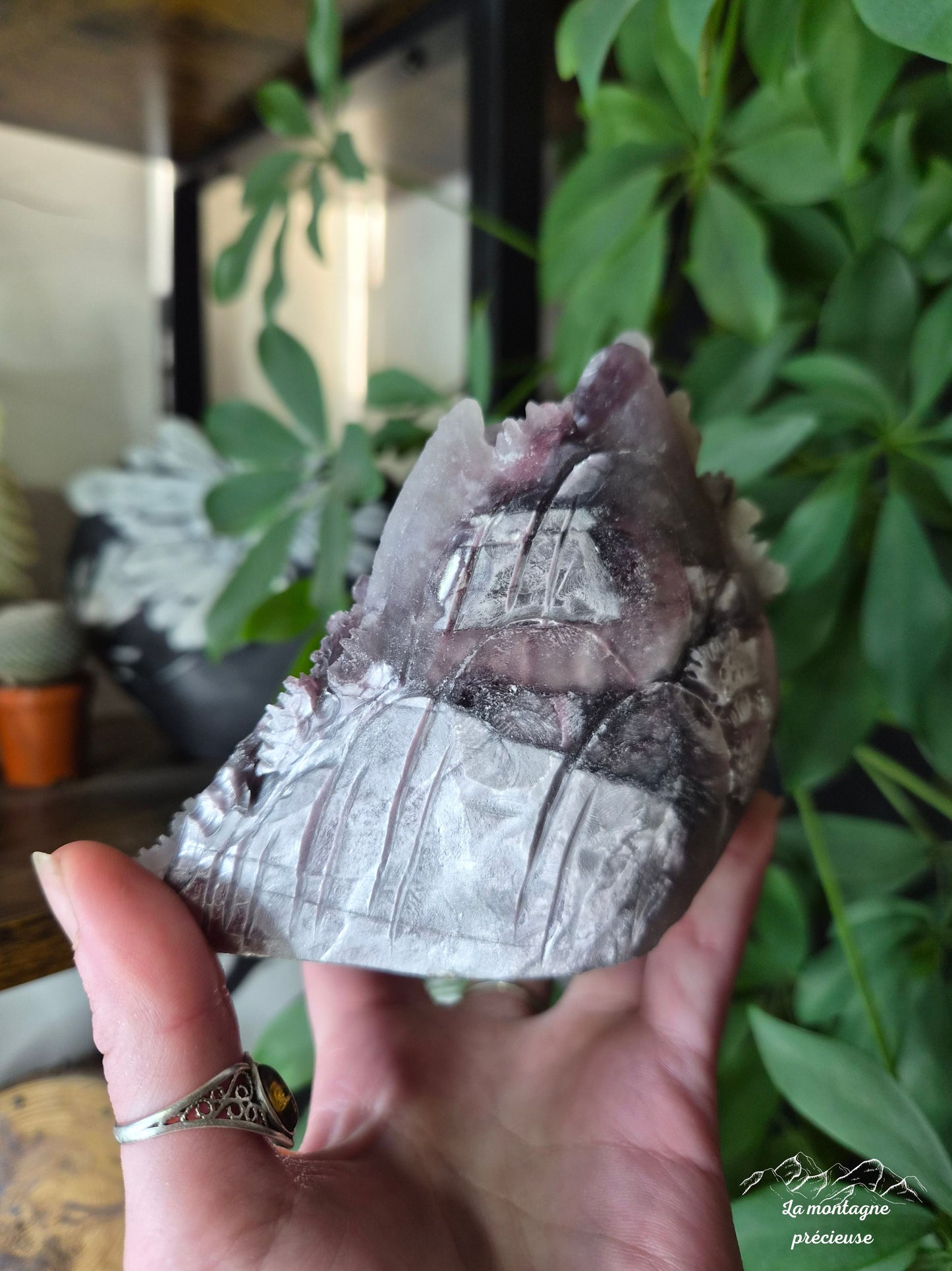 Paysage sculpté en lépidolite mica
