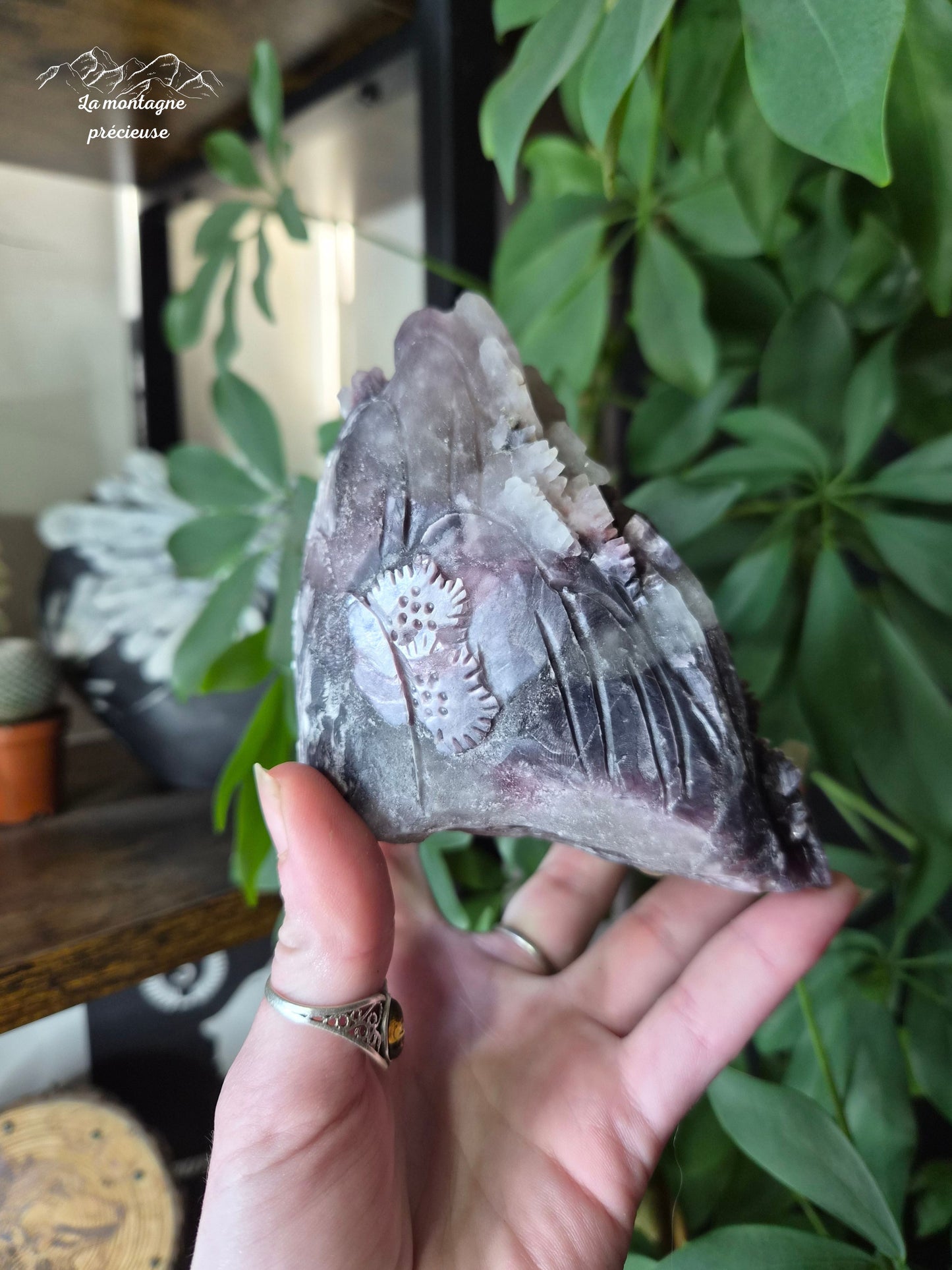 Paysage sculpté en lépidolite mica