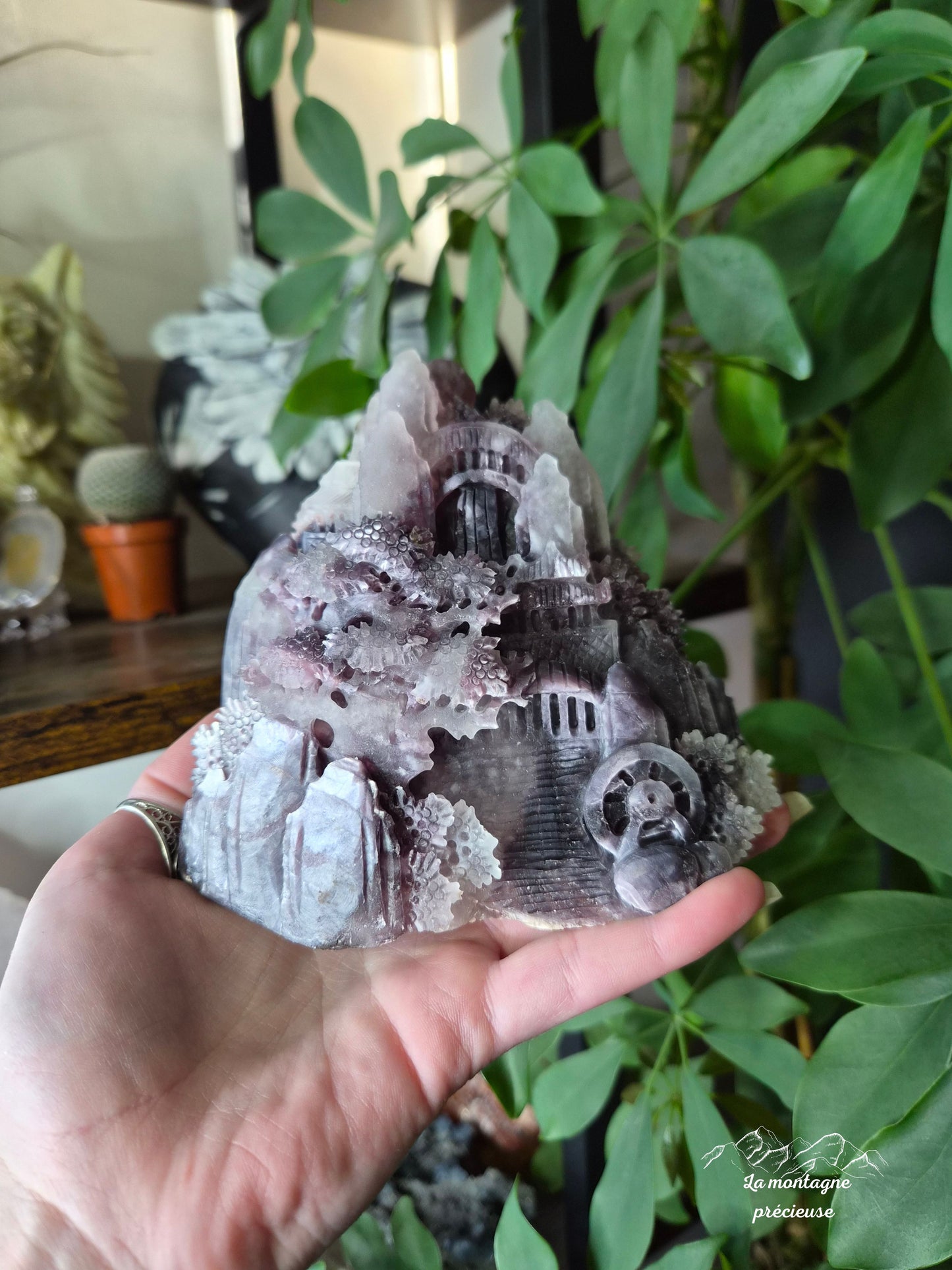 Paysage sculpté en lépidolite mica