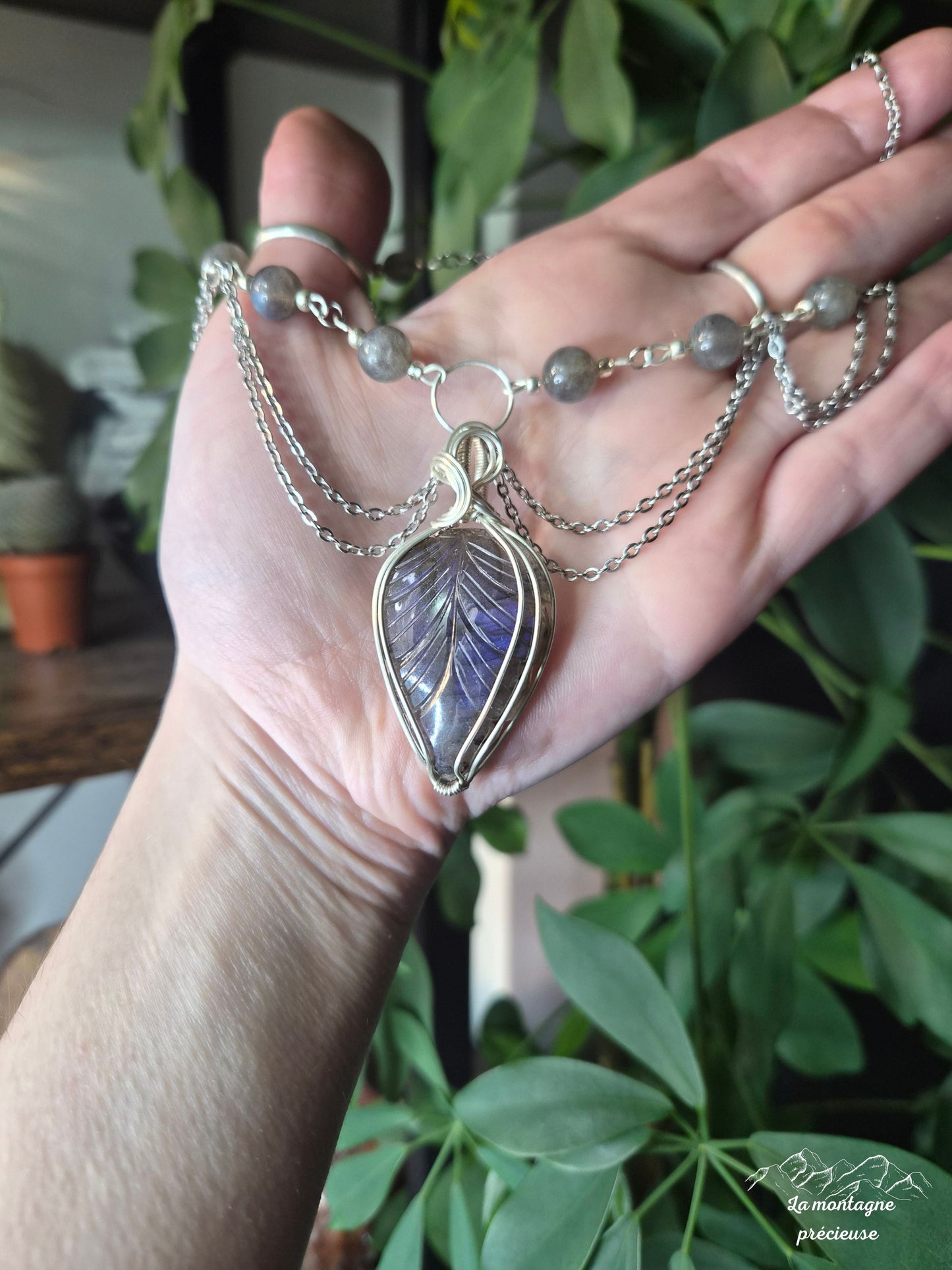 Pendentif ras du cou en labradorite sculpté