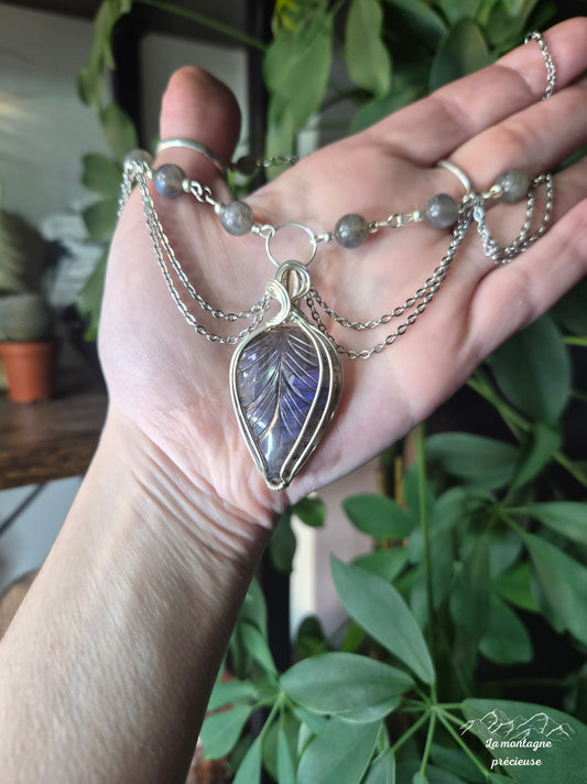 Pendentif ras du cou en labradorite sculpté