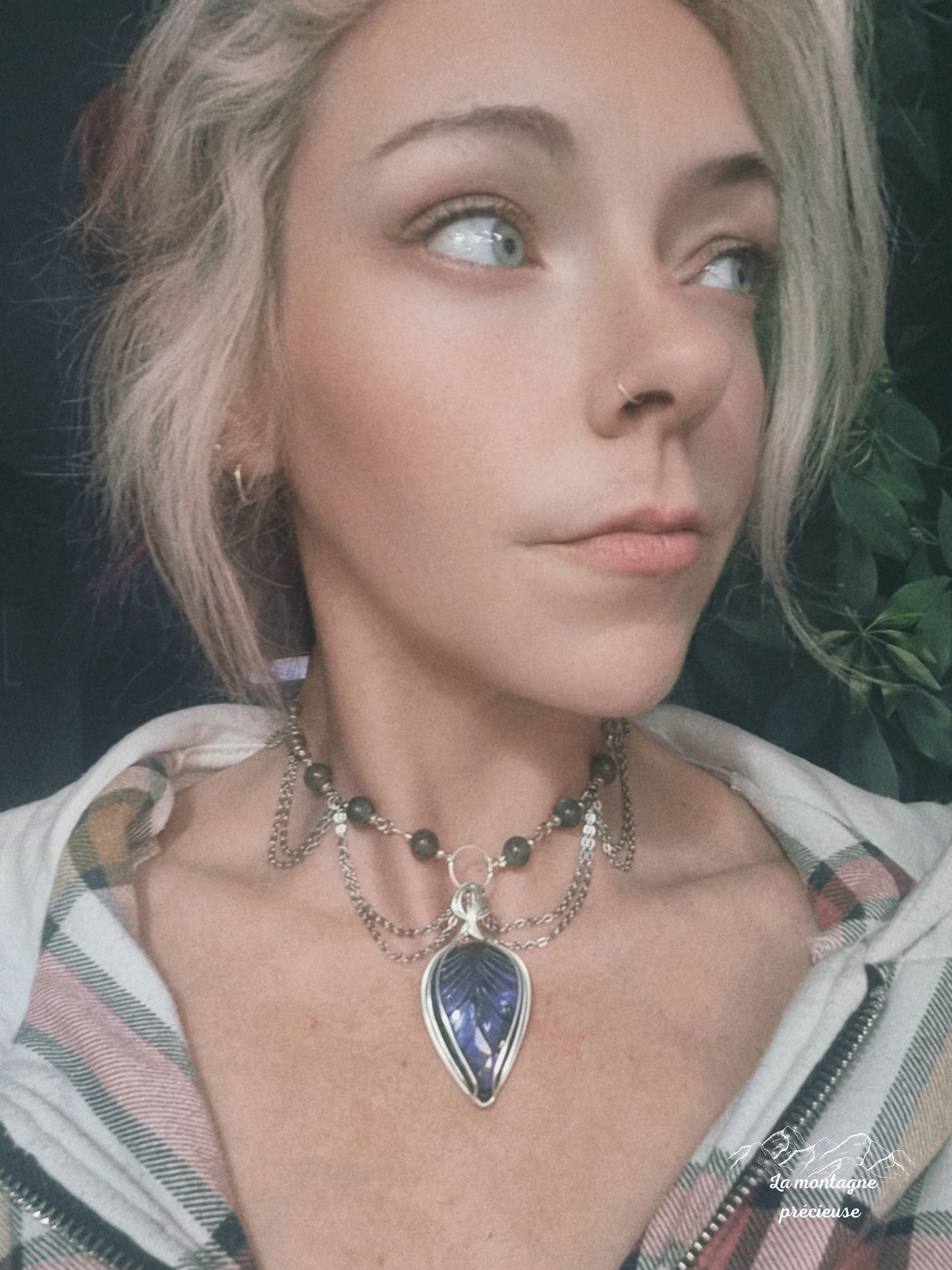 Pendentif ras du cou en labradorite sculpté