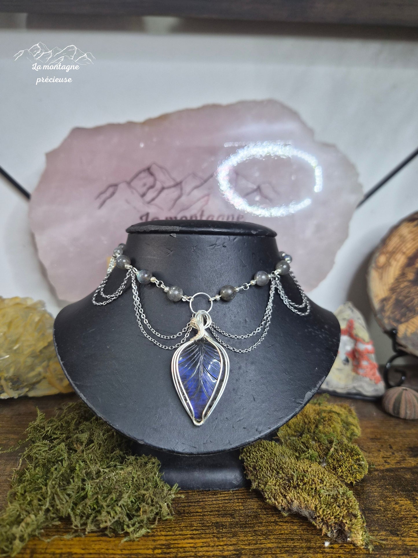 Pendentif ras du cou en labradorite sculpté