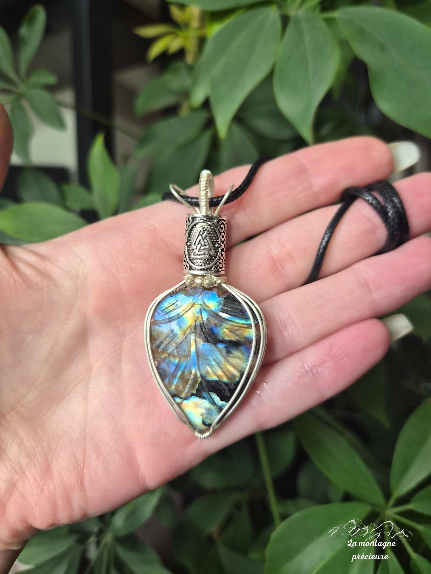 Pendentif "L’Héritage des neufs mondes" en labradorite