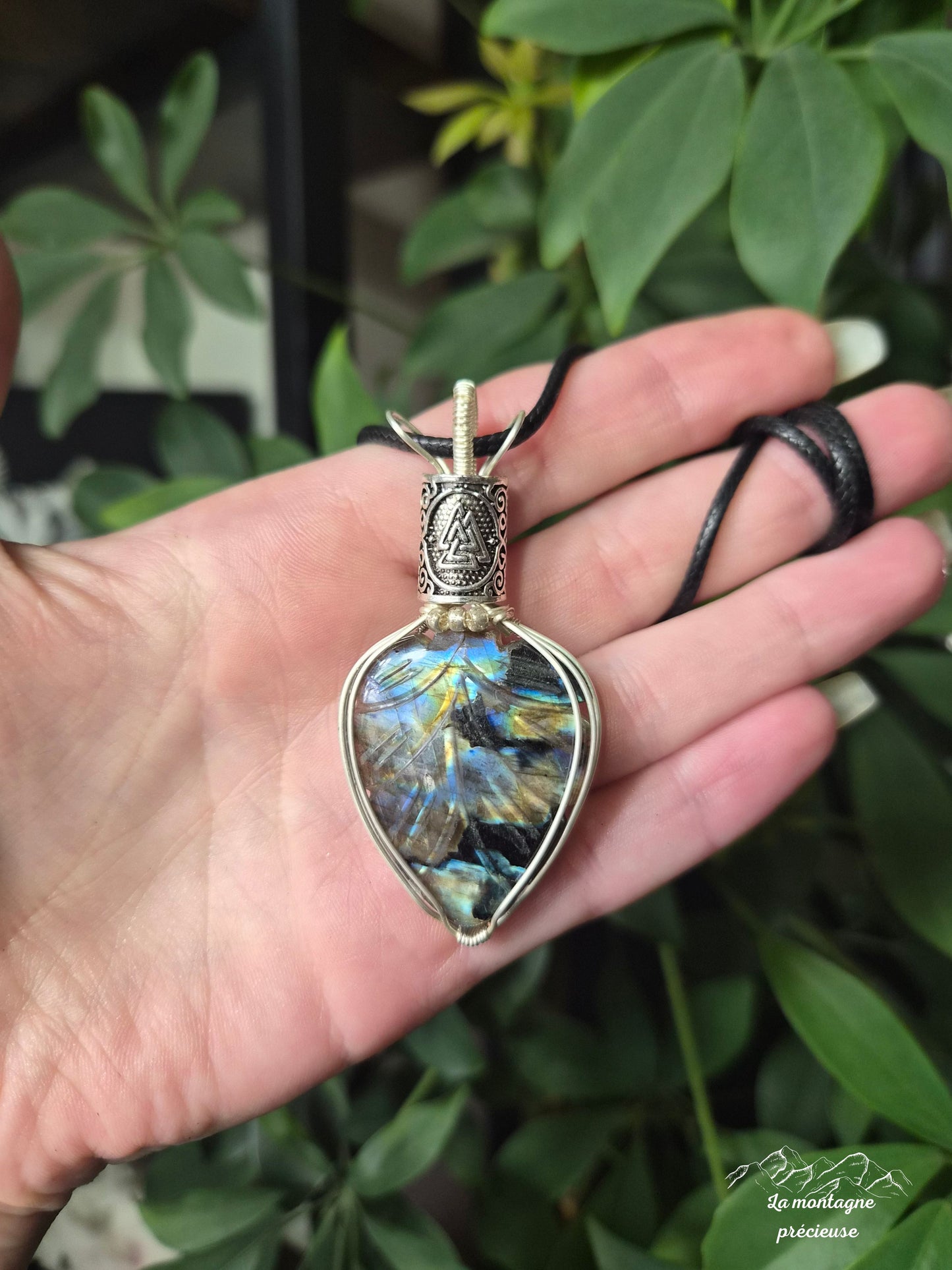 Pendentif "L’Héritage des neufs mondes" en labradorite