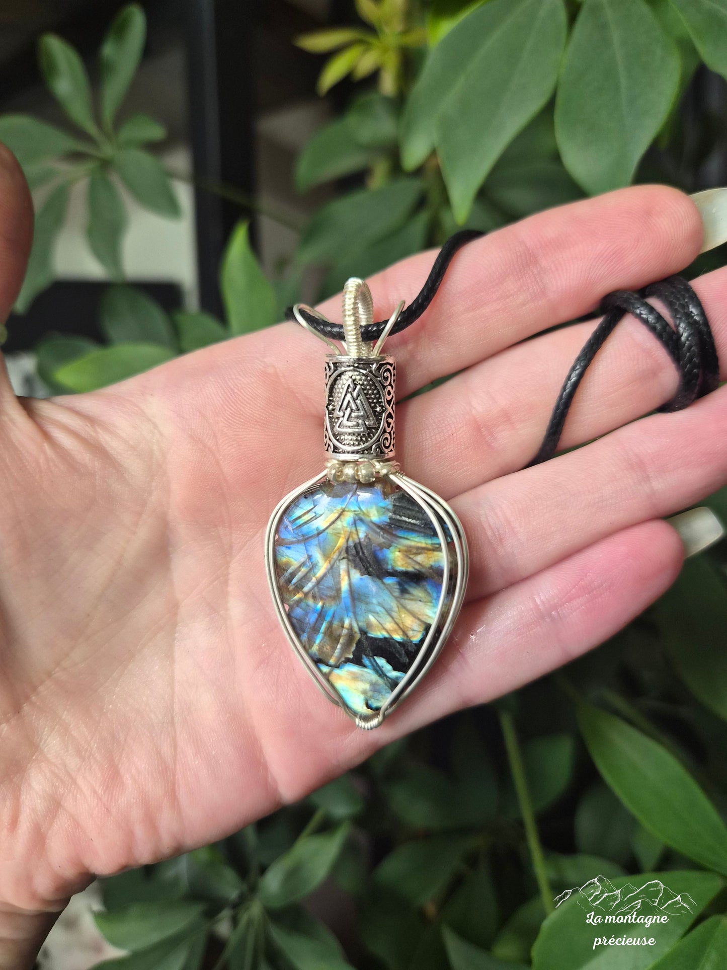 Pendentif "L’Héritage des neufs mondes" en labradorite