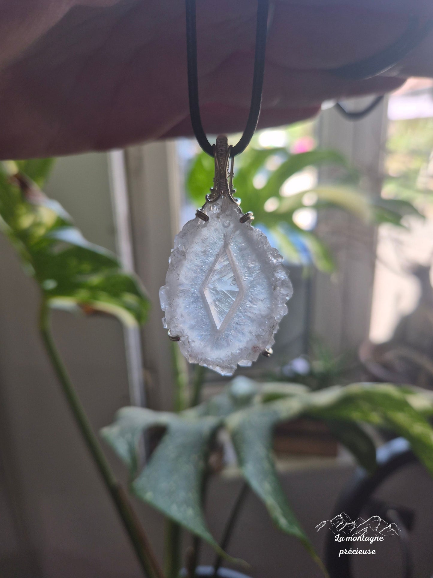 Pendentif " Éclat Originel " en Quartz solaire
