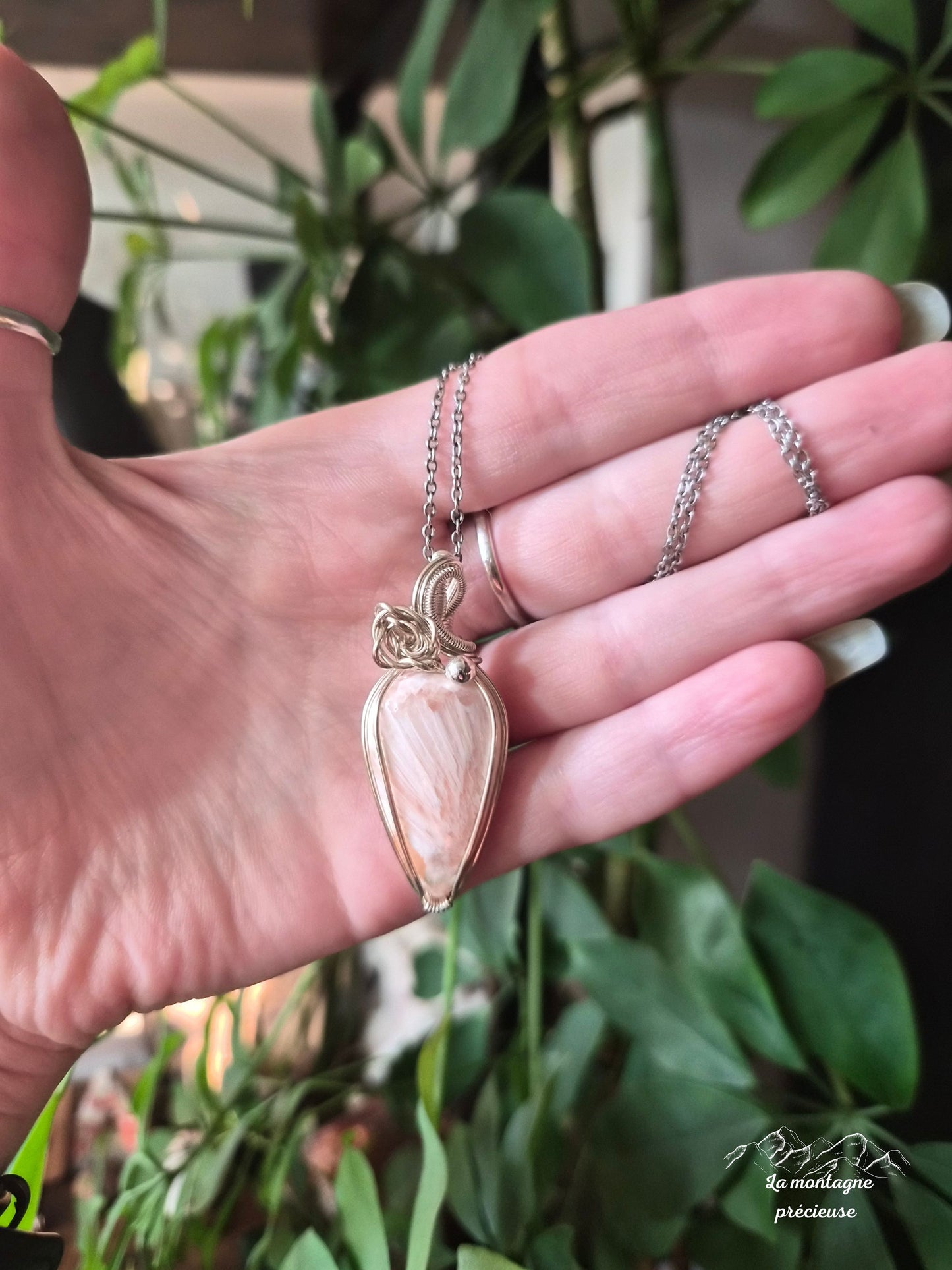 Pendentif " Souffle d’Aube " en Scolécite