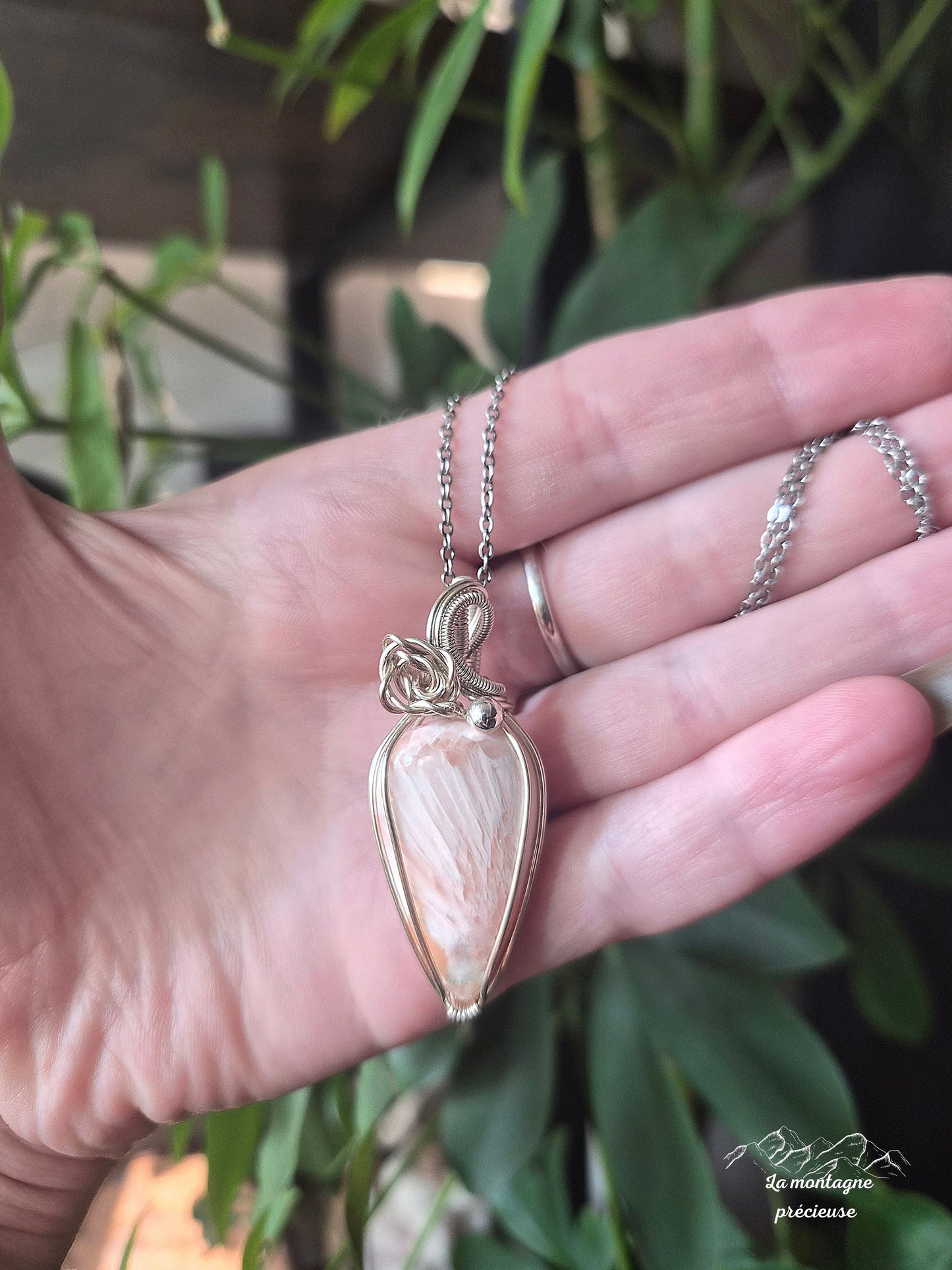 Pendentif " Souffle d’Aube " en Scolécite