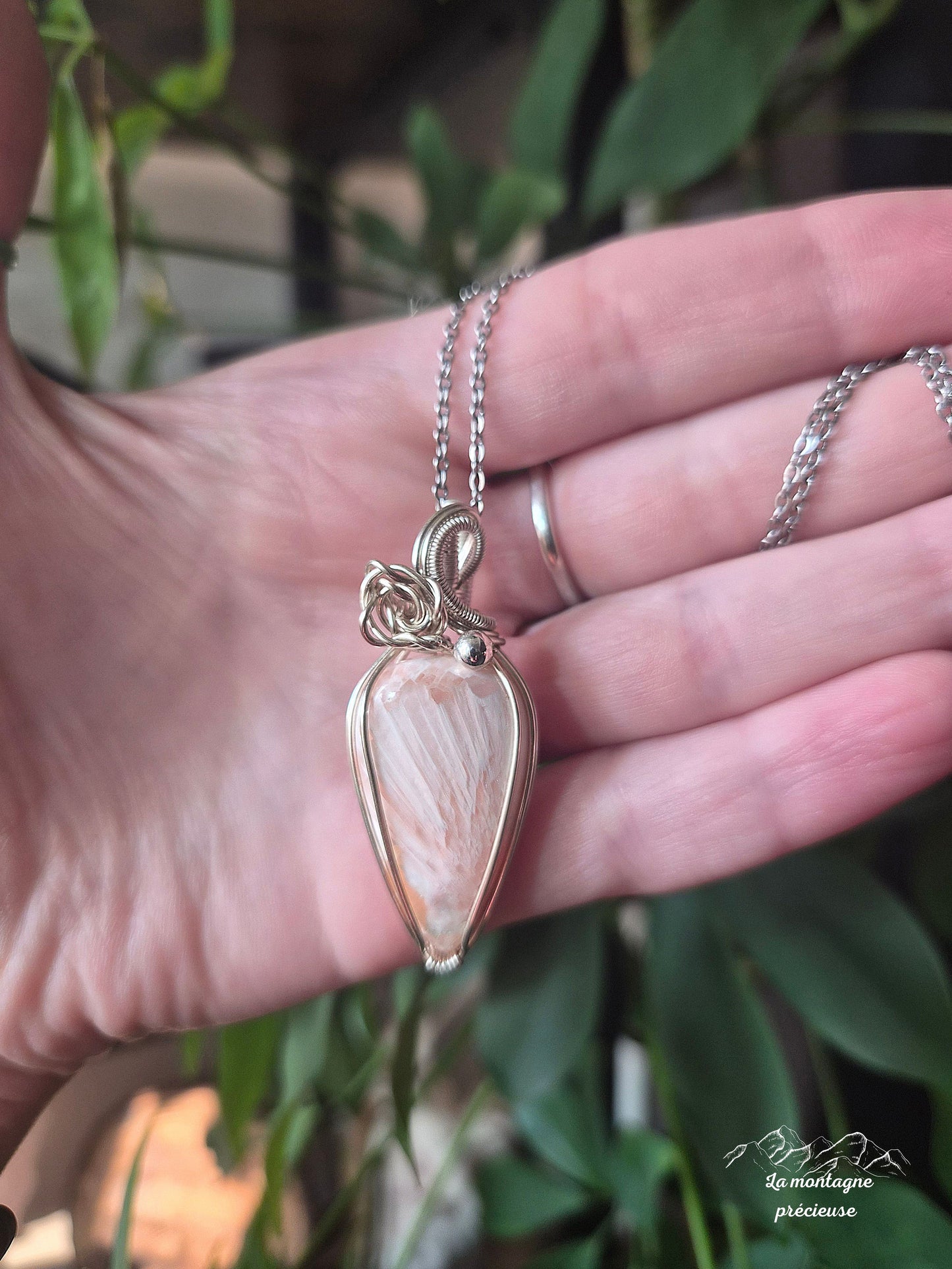 Pendentif " Souffle d’Aube " en Scolécite