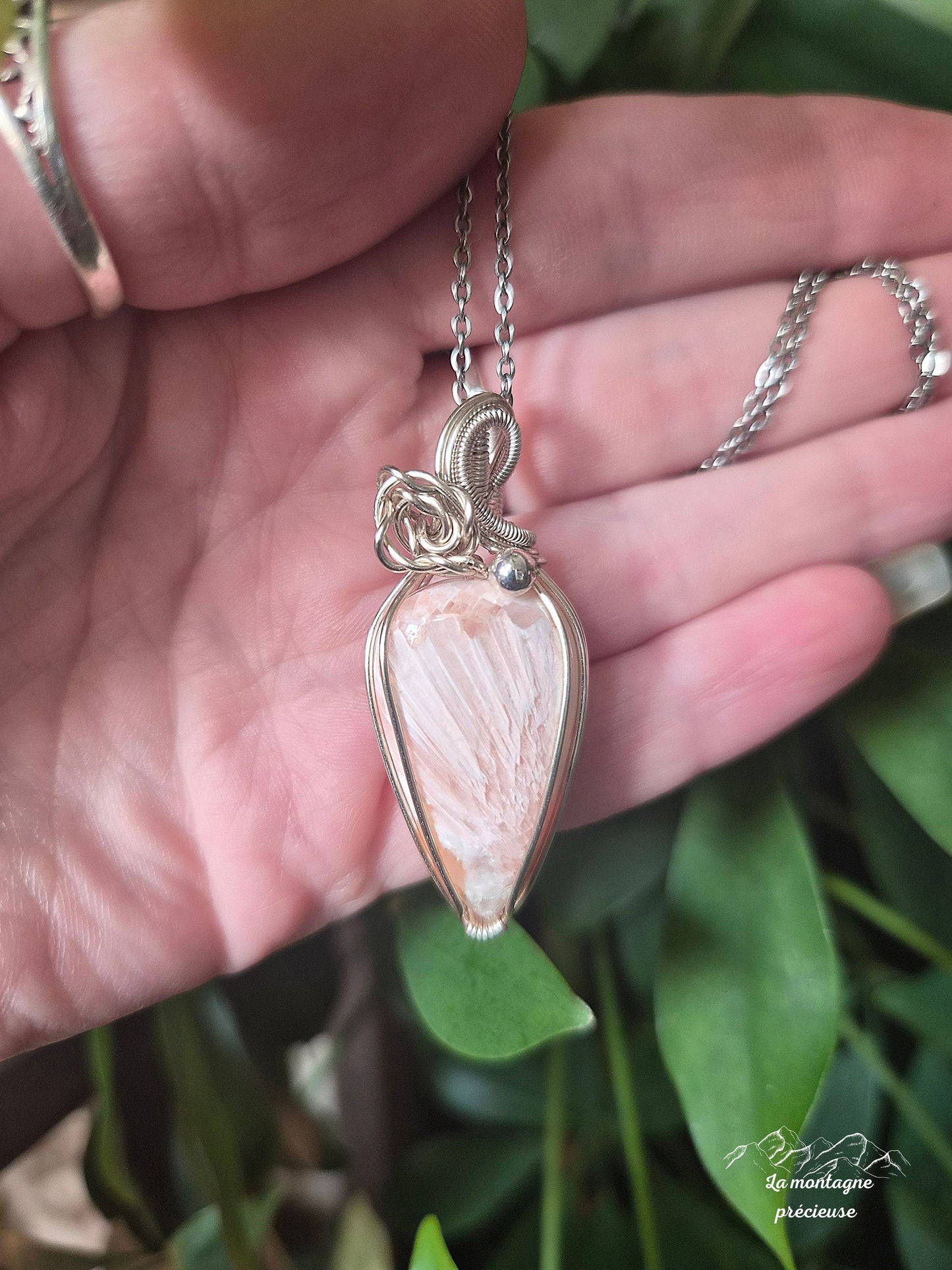 Pendentif " Souffle d’Aube " en Scolécite