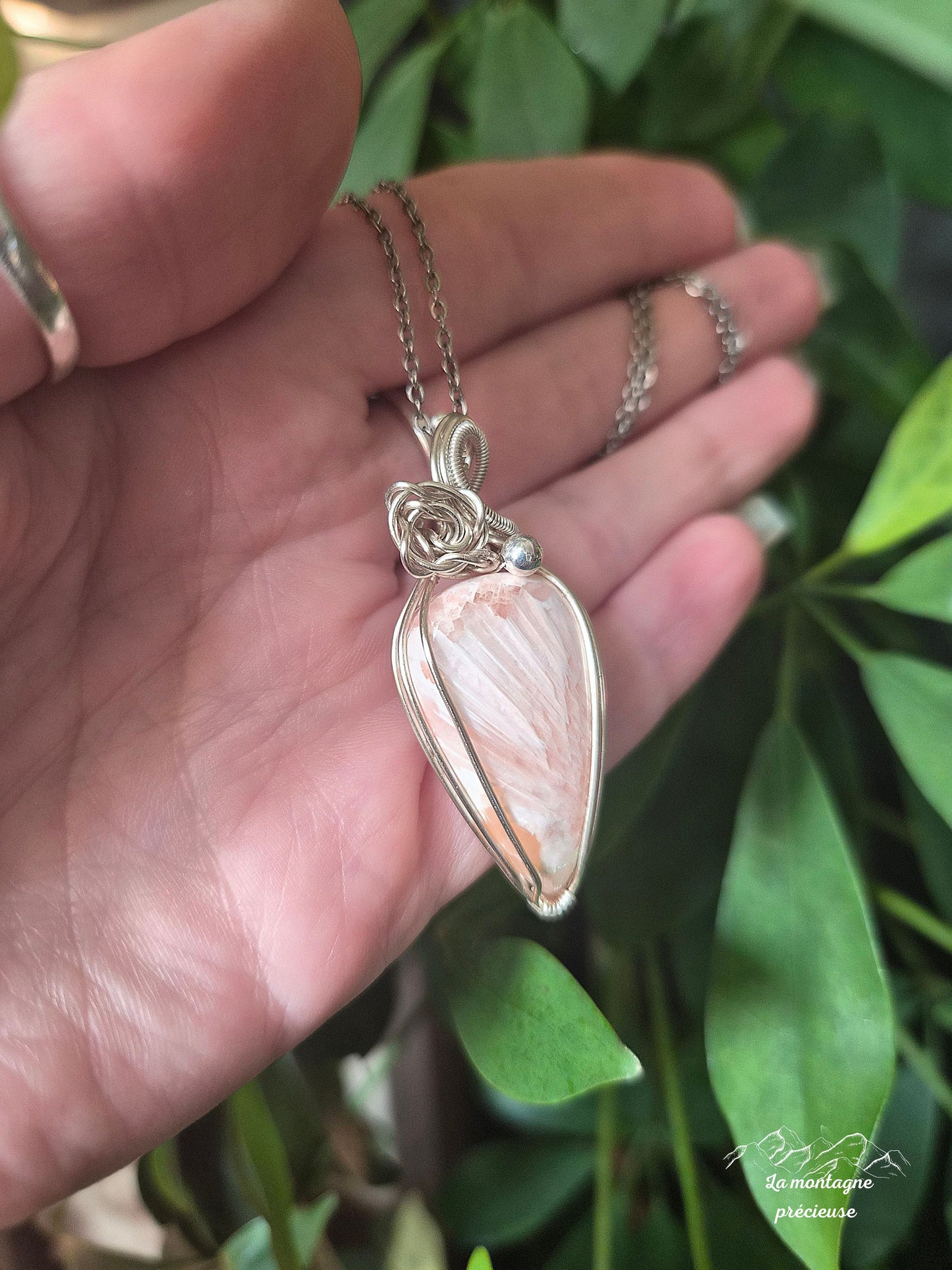 Pendentif " Souffle d’Aube " en Scolécite
