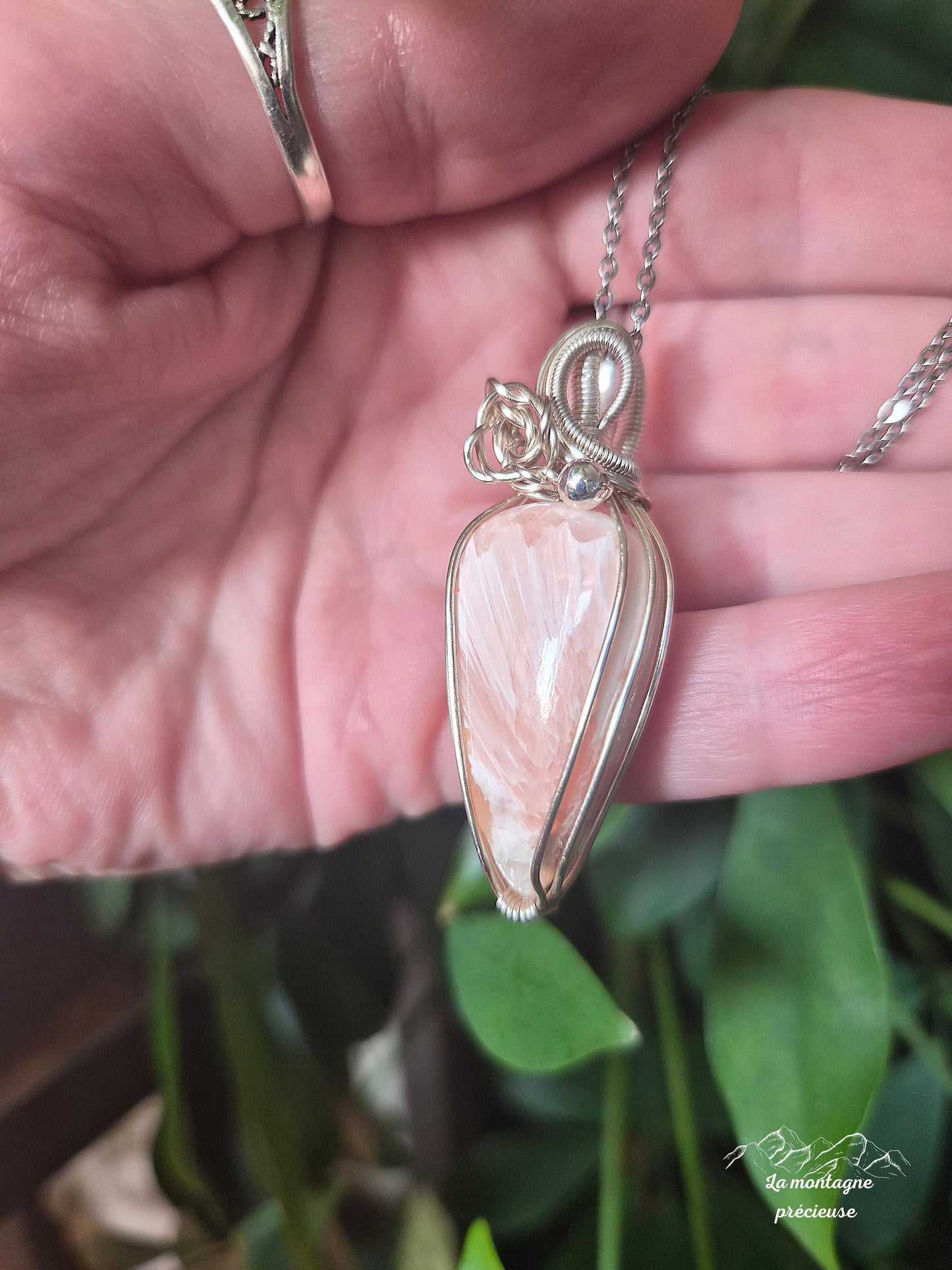 Pendentif " Souffle d’Aube " en Scolécite