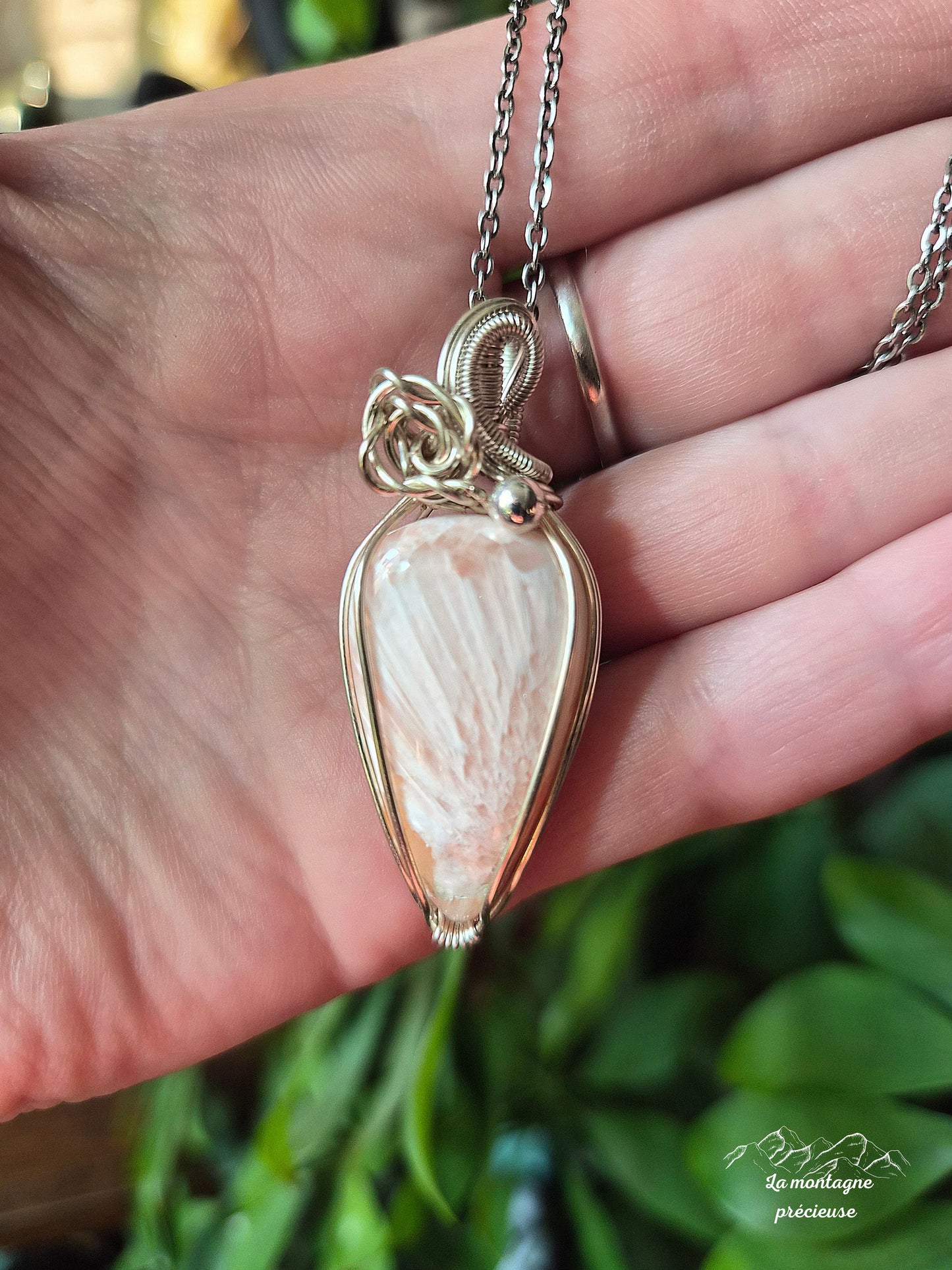 Pendentif " Souffle d’Aube " en Scolécite