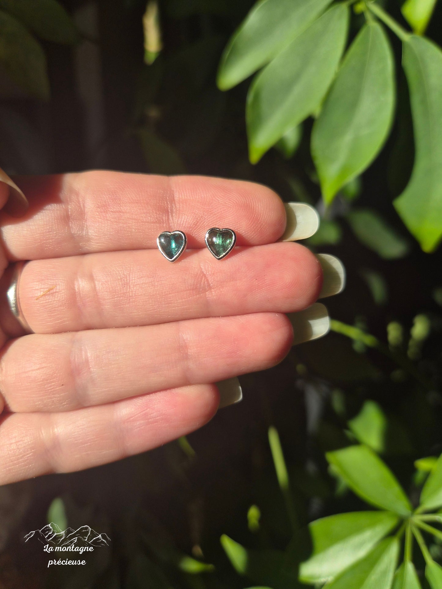 Puce d'oreilles coeur en tourmaline verte