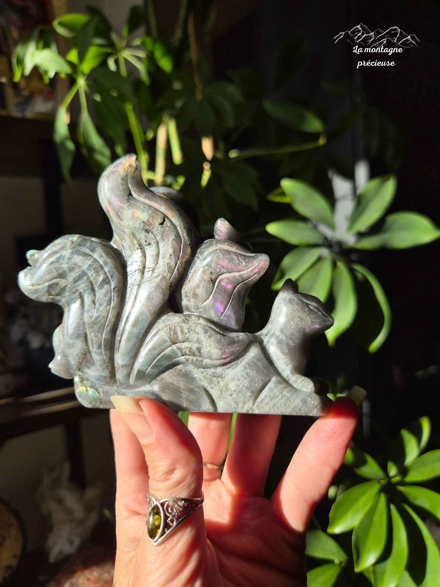 Renard à neuf queues en Labradorite violette