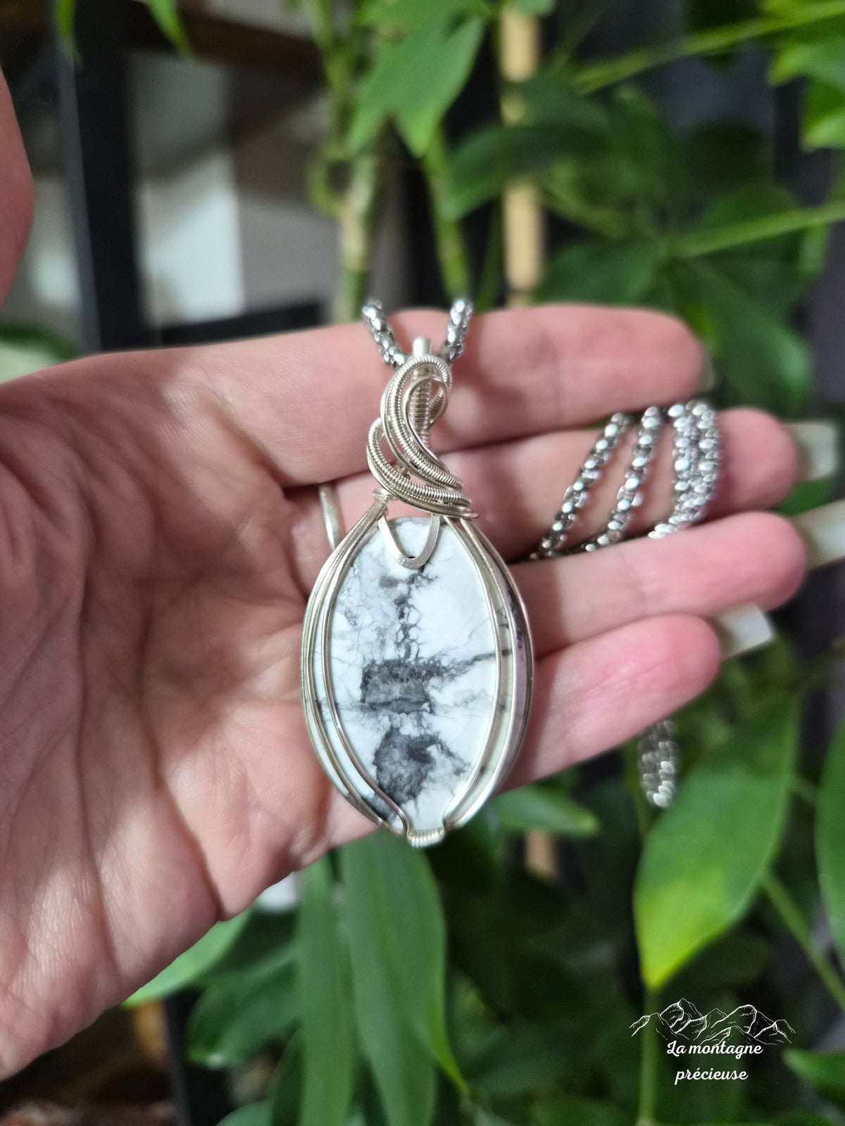 Pendentif " Les Racines du Silence " en Howlite