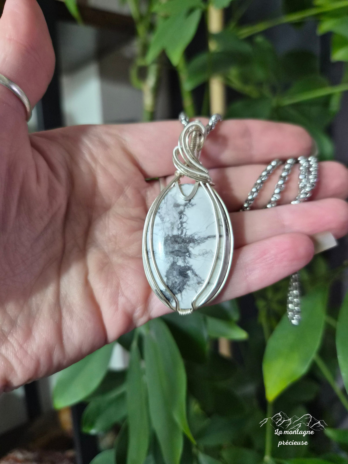 Pendentif " Les Racines du Silence " en Howlite