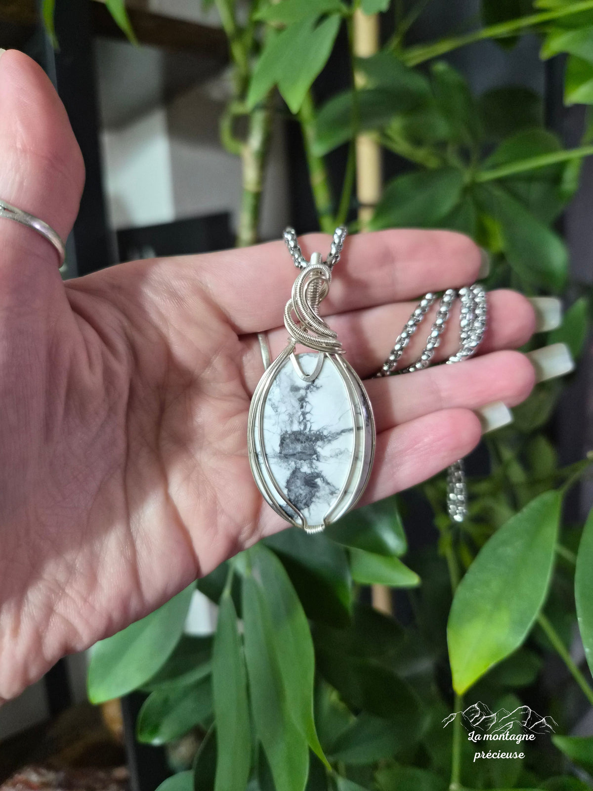 Pendentif " Les Racines du Silence " en Howlite