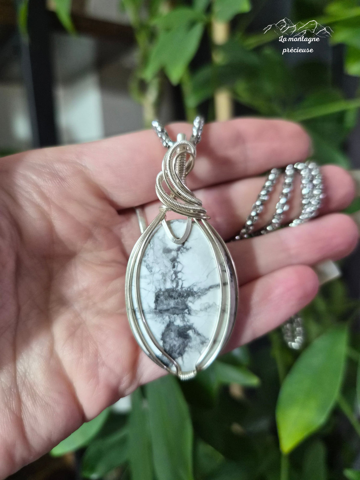 Pendentif " Les Racines du Silence " en Howlite