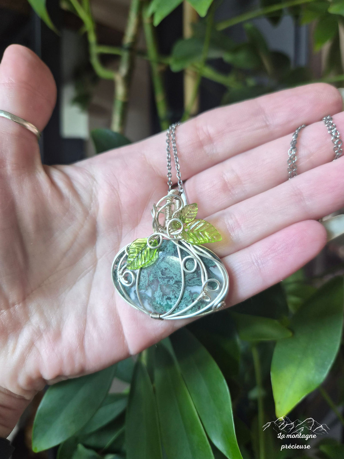 Pendentif " La Citrouille des Sous-Bois " en agate mousse