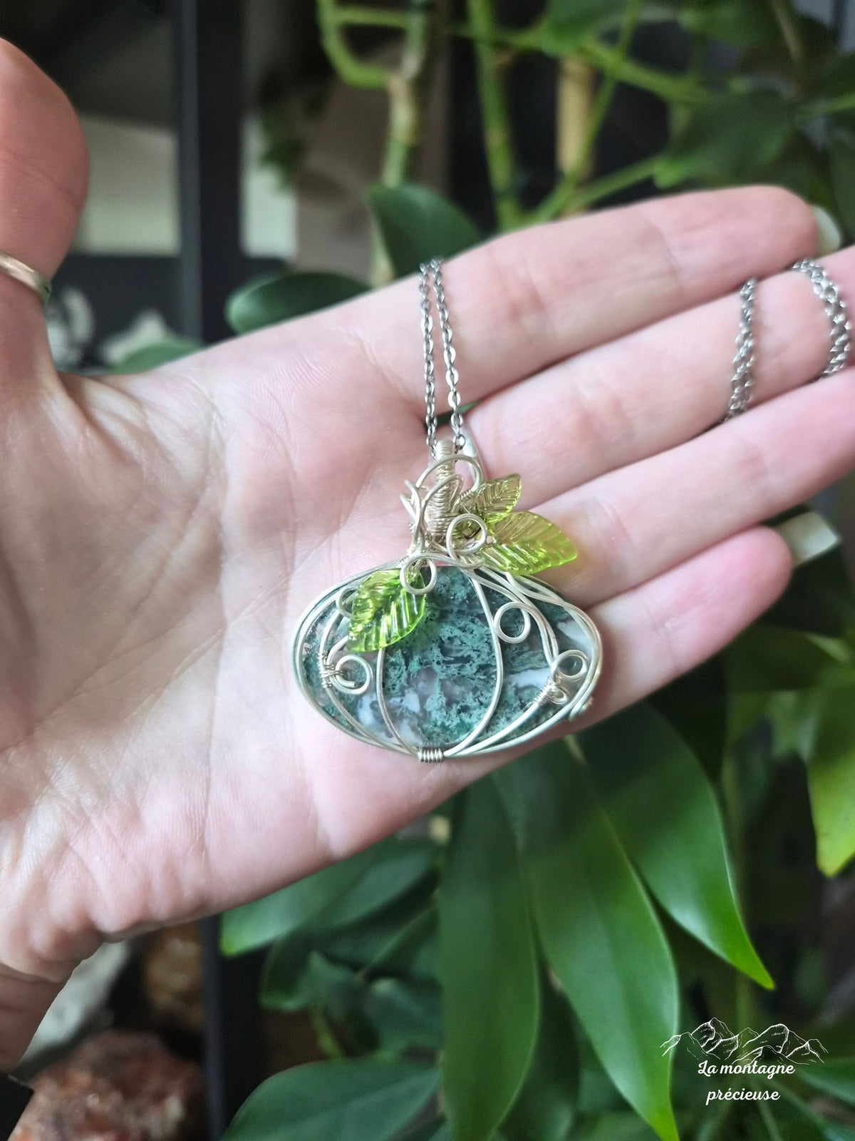 Pendentif " La Citrouille des Sous-Bois " en agate mousse
